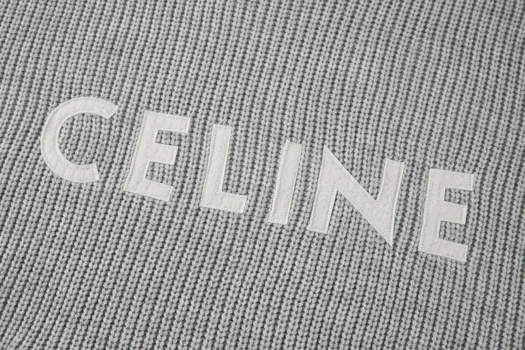 🅿️510 [Original quality] Celine 22FW patch hooded sweater (grey) The original version was purchased and developed for 12,500. The fabric is made of 75 wool 25 angora rabbit fur that is closest to the original version. It is made of customized expanded blended wool. The upper body is comfortable and soft, and the weight is 700 grams. It is made of imported Stoll weaving with clear texture and 7-needle double ingot stitching method. The imported thickened felt cloth on the front chest is embroidered with letters using laser embroidery technology. High-energy laser beams are used for fine cutting and embroidery on the fabric. The letter material is made of wool superfiber positioning laser embroidery, which combines the strength of wool. Natural softness and durability of microfiber, the laser beam is used to precisely embroider at designated positions to achieve a highly precise embroidery effect. The letters have smooth lines and clear edges. The felt must be washed after embroidery to make it fluffy and more coordinated with the clothes. Thin felt is used for embroidery on the market and cannot be washed. Customized letter engraved white alloy tail clip, custom-woven and dyed cotton textured round rope, complete three-label accessories, OS loose version design, different from the market version. Size:S-M-L-XL