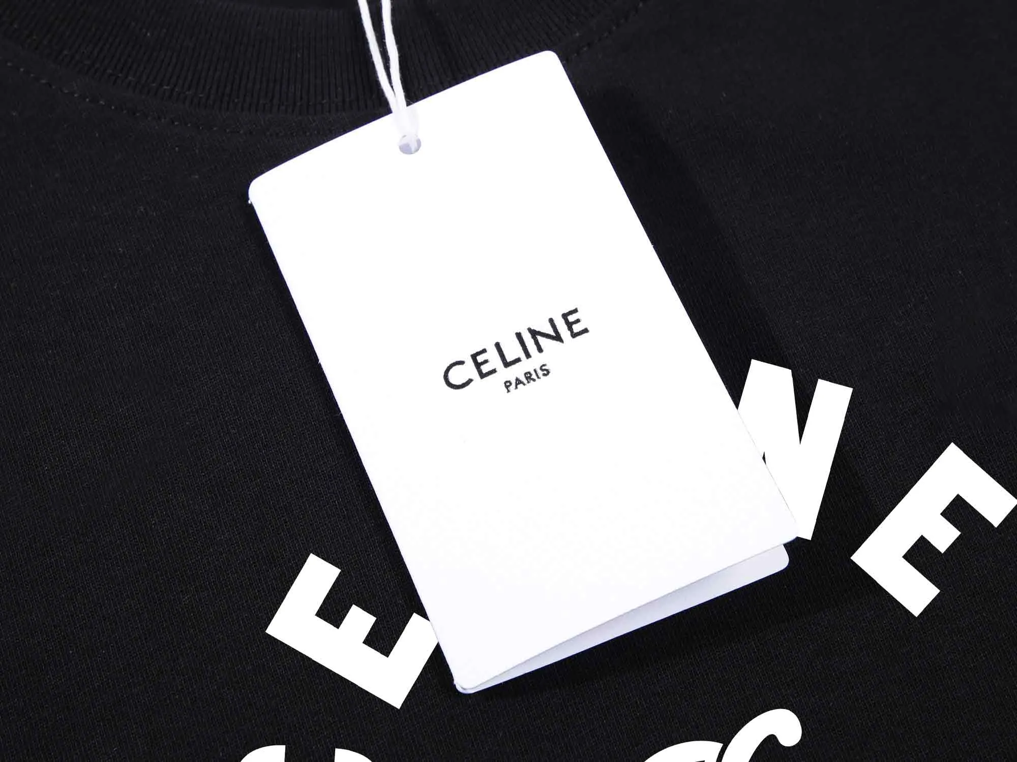 🅿️170 Celin* Celine printed letters‼ ️Short-sleeved T-shirt® *Customized 280g cotton fabric, the fabric is soft, skin-friendly and comfortable *Laminated letter logo on the front *A very simple and elegant one that is unparalleled in terms of upper body comfort, interpreting your luxury and taste, and creating your fashionable charm. ⚠️Washing method: It is recommended to dry clean or wrap the reverse side in a laundry bag and machine wash it quickly in cold water and let it dry naturally! ⚠️ Unisex style 𝐂𝐎𝐋𝐎𝐔𝐑: White Black 𝐒𝐈𝐙𝐄: S-XL