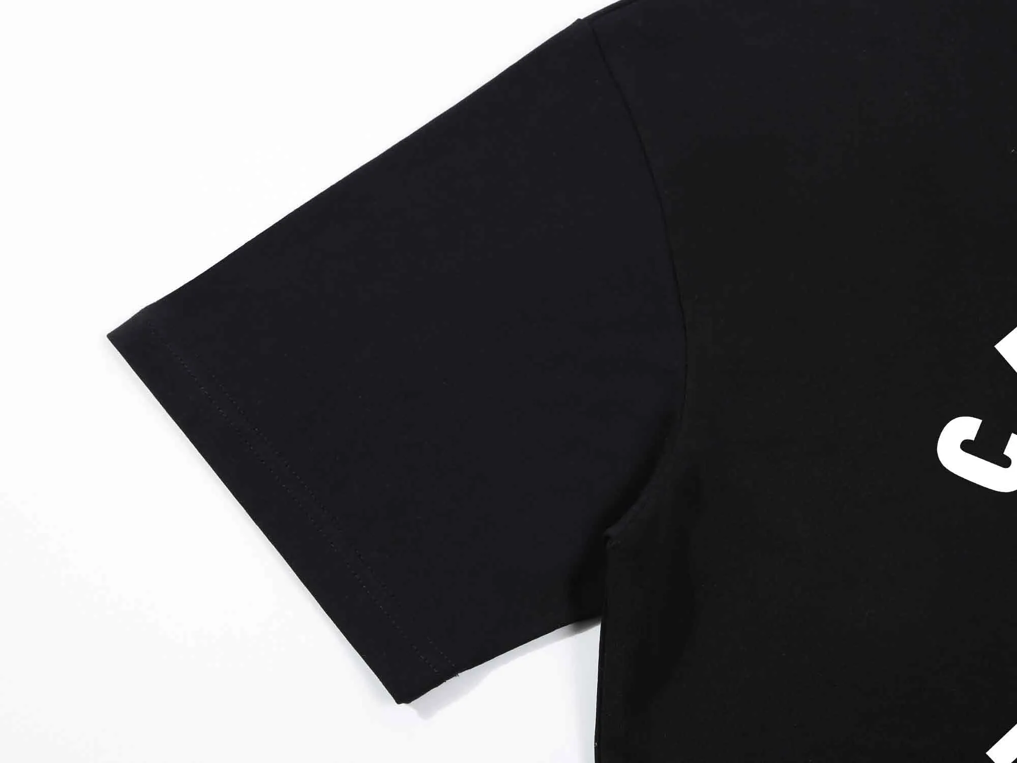 🅿️170 Celin* Celine printed letters‼ ️Short-sleeved T-shirt® *Customized 280g cotton fabric, the fabric is soft, skin-friendly and comfortable *Laminated letter logo on the front *A very simple and elegant one that is unparalleled in terms of upper body comfort, interpreting your luxury and taste, and creating your fashionable charm. ⚠️Washing method: It is recommended to dry clean or wrap the reverse side in a laundry bag and machine wash it quickly in cold water and let it dry naturally! ⚠️ Unisex style 𝐂𝐎𝐋𝐎𝐔𝐑: White Black 𝐒𝐈𝐙𝐄: S-XL