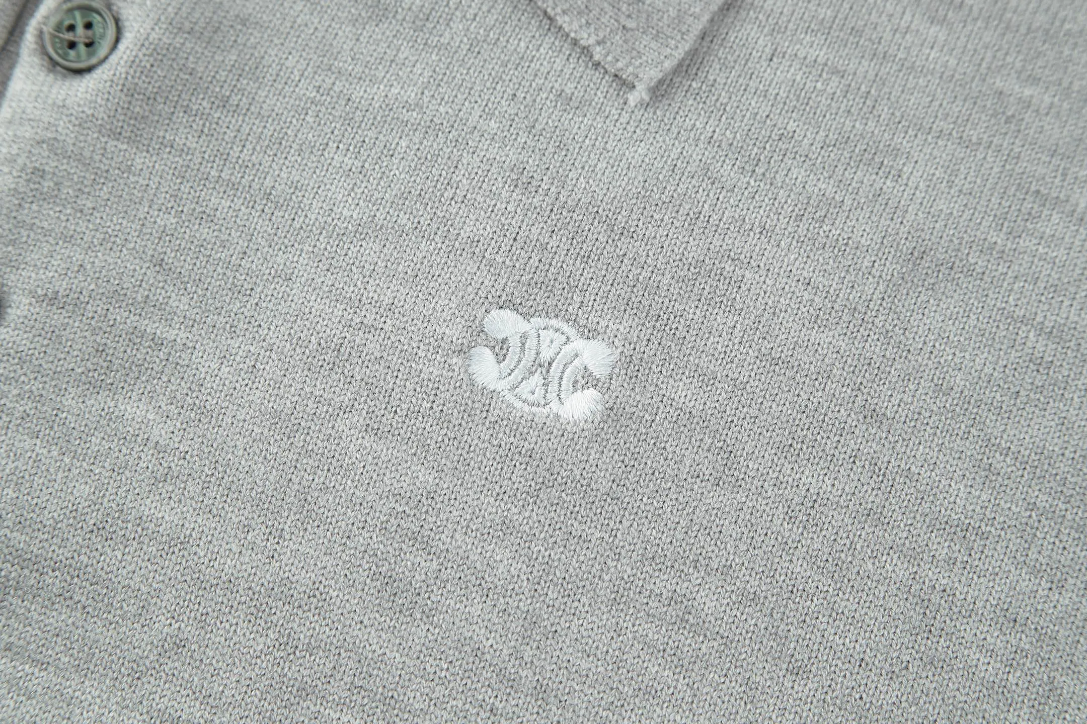 🅿️400 [Exclusive supply] Celine Arc de Triomphe embroidered knitted Polo shirt (grey). The original version was purchased and developed for 9300. The fabric is 100% cotton yarn. The original fabric is custom-dyed with 1:1 color matching. Washing water fixes the shape and color of the clothes. Manual picking and drawing. The embroidery is made by imported machines, with a 1:1 high degree of reduction of the CELINE Arc de Triomphe embroidery logo. 3 mother-of-pearl buttons engraved with CELINE. Size:37-38-39-40