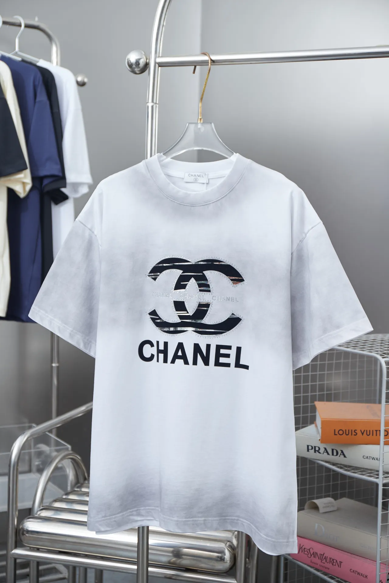 🅿️230 CHAN Xiaoxiangfeng 25SS early spring new style, flocked double C hot-drilled short sleeves, light luxury, essential item for daily commuting for men and women, correct version, welcome to compare, detailed features · 280g 100% pure cotton double yarn jersey fabric · Custom dyed in the same vat, special thickened 32 pieces double-strand 1X1 thread · Three-dimensional beautiful velvet double C letter logo➕Silver edge cutting➕Australian imported diamonds · Ready-made garments are dyed, then faded and fried with snowflakes, then washed to make them look old · Common washing improves the effect · Double-needle stitching and seam-crossing process · Original main mark, washed tag, branded moisture-proof paper packaging Color: black/white Size: S/M/L/XL