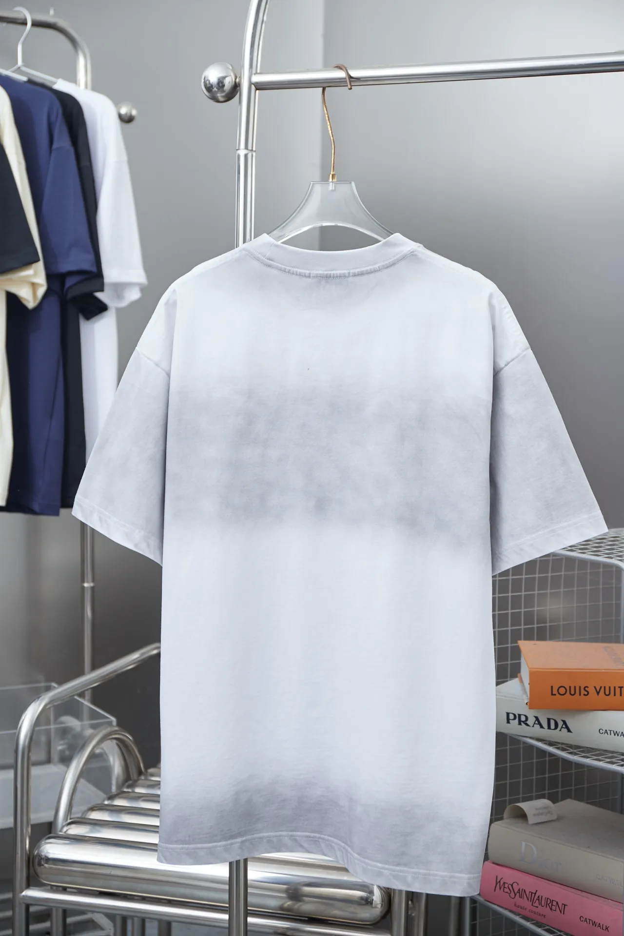 🅿️230 CHAN Xiaoxiangfeng 25SS early spring new style, flocked double C hot-drilled short sleeves, light luxury, essential item for daily commuting for men and women, correct version, welcome to compare, detailed features · 280g 100% pure cotton double yarn jersey fabric · Custom dyed in the same vat, special thickened 32 pieces double-strand 1X1 thread · Three-dimensional beautiful velvet double C letter logo➕Silver edge cutting➕Australian imported diamonds · Ready-made garments are dyed, then faded and fried with snowflakes, then washed to make them look old · Common washing improves the effect · Double-needle stitching and seam-crossing process · Original main mark, washed tag, branded moisture-proof paper packaging Color: black/white Size: S/M/L/XL