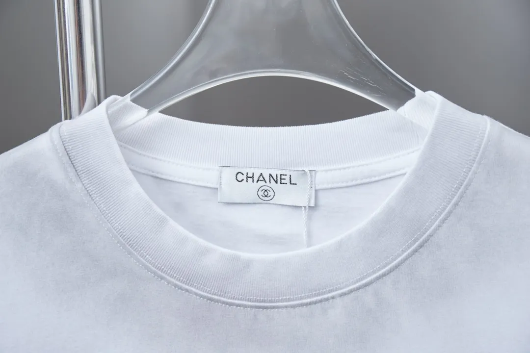 🅿️230 CHAN Xiaoxiangfeng 25SS early spring new style, flocked double C hot-drilled short sleeves, light luxury, essential item for daily commuting for men and women, correct version, welcome to compare, detailed features · 280g 100% pure cotton double yarn jersey fabric · Custom dyed in the same vat, special thickened 32 pieces double-strand 1X1 thread · Three-dimensional beautiful velvet double C letter logo➕Silver edge cutting➕Australian imported diamonds · Ready-made garments are dyed, then faded and fried with snowflakes, then washed to make them look old · Common washing improves the effect · Double-needle stitching and seam-crossing process · Original main mark, washed tag, branded moisture-proof paper packaging Color: black/white Size: S/M/L/XL