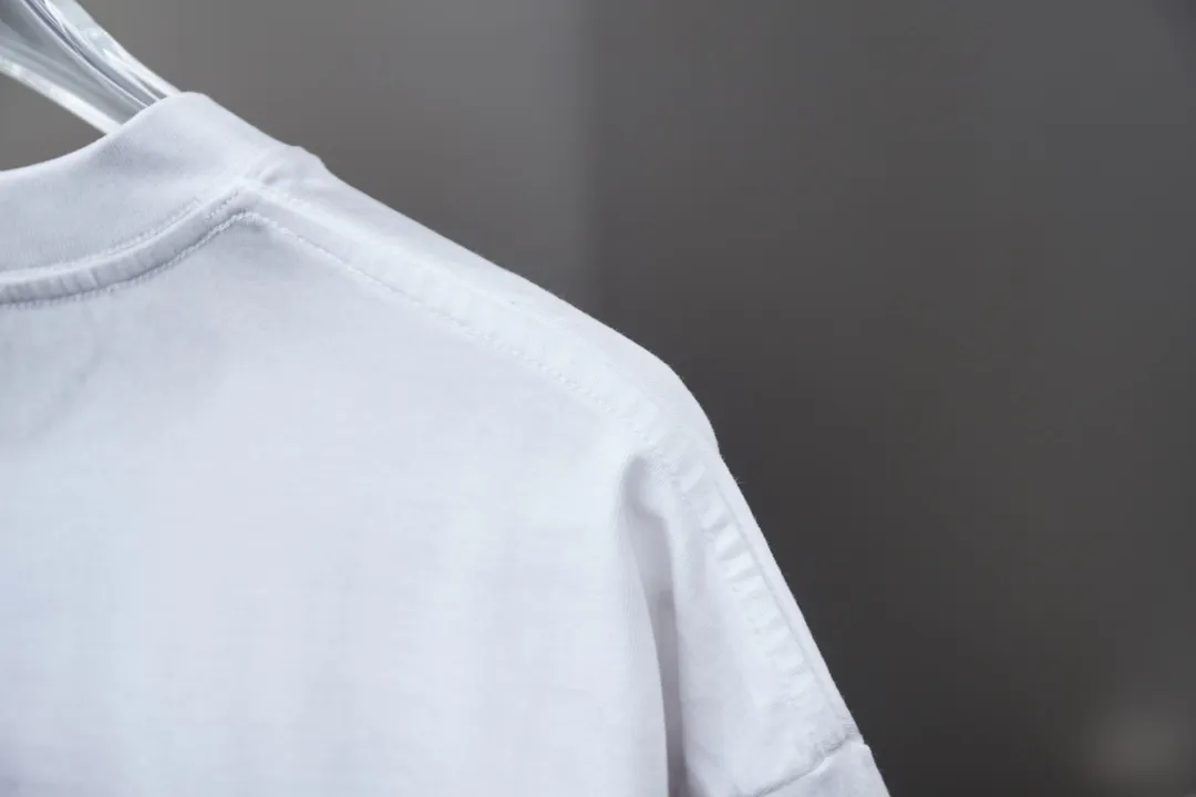 🅿️230 CHAN Xiaoxiangfeng 25SS early spring new style, flocked double C hot-drilled short sleeves, light luxury, essential item for daily commuting for men and women, correct version, welcome to compare, detailed features · 280g 100% pure cotton double yarn jersey fabric · Custom dyed in the same vat, special thickened 32 pieces double-strand 1X1 thread · Three-dimensional beautiful velvet double C letter logo➕Silver edge cutting➕Australian imported diamonds · Ready-made garments are dyed, then faded and fried with snowflakes, then washed to make them look old · Common washing improves the effect · Double-needle stitching and seam-crossing process · Original main mark, washed tag, branded moisture-proof paper packaging Color: black/white Size: S/M/L/XL