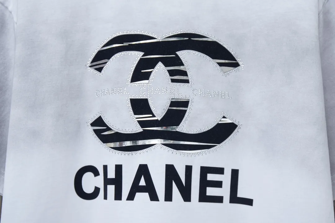 🅿️230 CHAN Xiaoxiangfeng 25SS early spring new style, flocked double C hot-drilled short sleeves, light luxury, essential item for daily commuting for men and women, correct version, welcome to compare, detailed features · 280g 100% pure cotton double yarn jersey fabric · Custom dyed in the same vat, special thickened 32 pieces double-strand 1X1 thread · Three-dimensional beautiful velvet double C letter logo➕Silver edge cutting➕Australian imported diamonds · Ready-made garments are dyed, then faded and fried with snowflakes, then washed to make them look old · Common washing improves the effect · Double-needle stitching and seam-crossing process · Original main mark, washed tag, branded moisture-proof paper packaging Color: black/white Size: S/M/L/XL