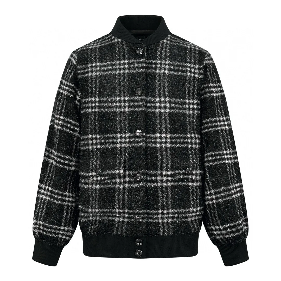 🅿️780 [Exclusive supply] Chanel plaid single-breasted jacket. Original purchase and development of 48,000. The fabric is made of custom-made worsted wool, elegant gauze plaid material and logo. The rayon jacquard lining has excellent texture and is comfortable and close to the skin. The pure tones of black and white outline the retro silhouette. The glittering gauze between the plaids is intertwined, delicate and gorgeous. The regular lines interweave to create a geometric beauty. Single-breasted is like a row of exquisite medals, exuding a charming atmosphere of elegance and nobility. It shines with a delicate and charming luster between the flow of light and shadow. It is a work of art that carries the philosophy of fashion. Ergonomic three-dimensional tailoring returns to traditional craftsmanship through segmentation, folding, shrinking, and stretching techniques. The so-called slow work produces fine work, which is the respect for materials and the pursuit of feel. The workmanship is complex and tedious, slow in time, and high in loss. Template machine bag opening. The preset template guides the position, shape and size of the bag opening. The accuracy ensures the quality of the bag opening effect. The garment washing water is softened and deodorized. The clothes are deeply cleaned and deodorized through professional washing equipment and specific detergents to improve the feel and appearance of the clothes. Size:46/48/50/52