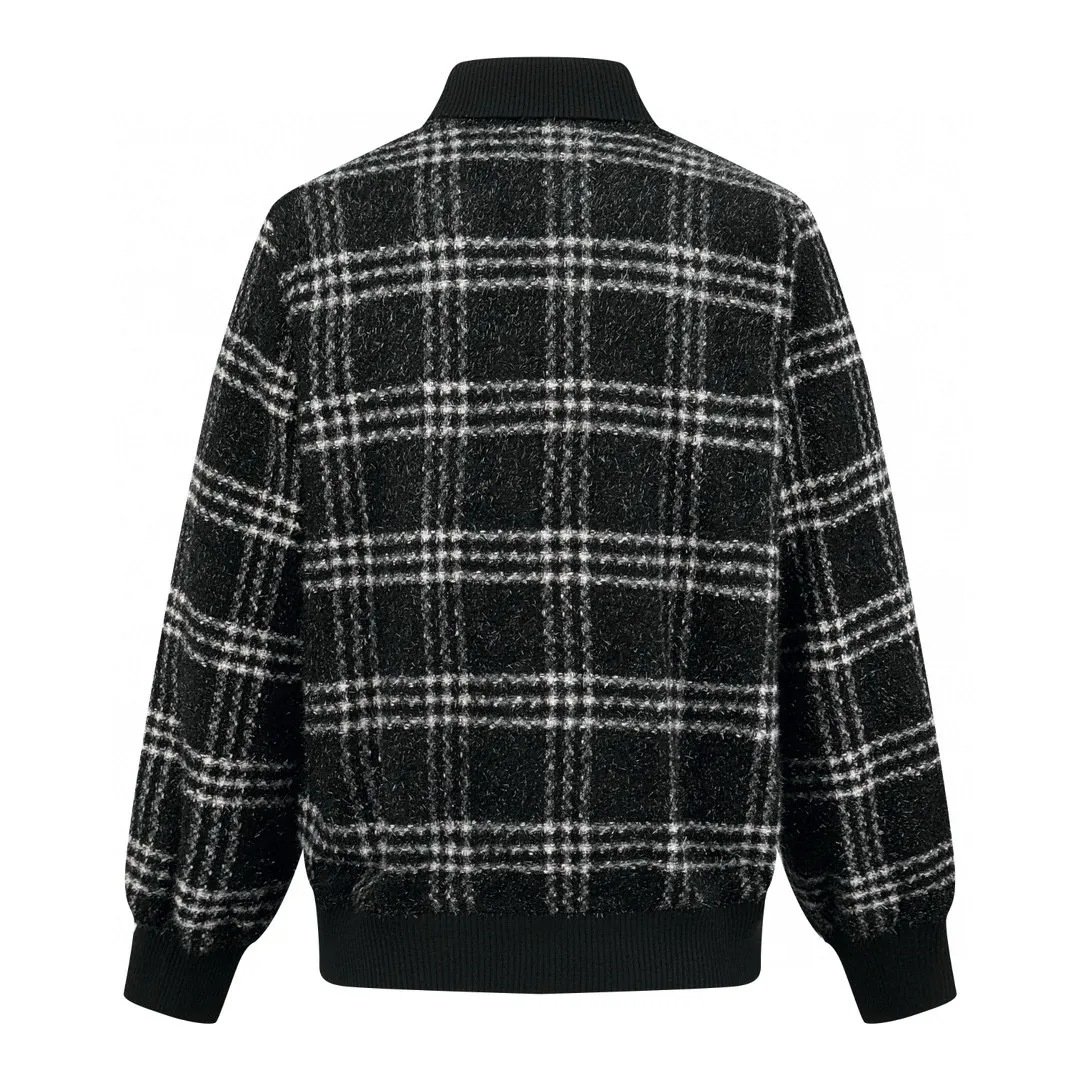 🅿️780 [Exclusive supply] Chanel plaid single-breasted jacket. Original purchase and development of 48,000. The fabric is made of custom-made worsted wool, elegant gauze plaid material and logo. The rayon jacquard lining has excellent texture and is comfortable and close to the skin. The pure tones of black and white outline the retro silhouette. The glittering gauze between the plaids is intertwined, delicate and gorgeous. The regular lines interweave to create a geometric beauty. Single-breasted is like a row of exquisite medals, exuding a charming atmosphere of elegance and nobility. It shines with a delicate and charming luster between the flow of light and shadow. It is a work of art that carries the philosophy of fashion. Ergonomic three-dimensional tailoring returns to traditional craftsmanship through segmentation, folding, shrinking, and stretching techniques. The so-called slow work produces fine work, which is the respect for materials and the pursuit of feel. The workmanship is complex and tedious, slow in time, and high in loss. Template machine bag opening. The preset template guides the position, shape and size of the bag opening. The accuracy ensures the quality of the bag opening effect. The garment washing water is softened and deodorized. The clothes are deeply cleaned and deodorized through professional washing equipment and specific detergents to improve the feel and appearance of the clothes. Size:46/48/50/52