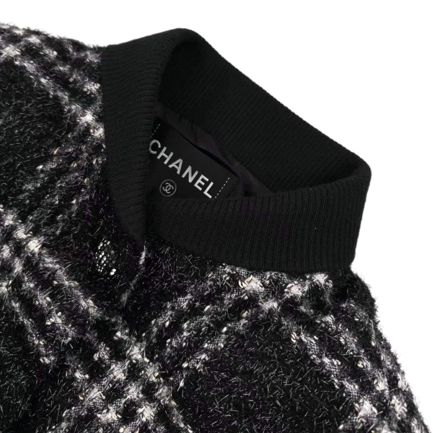 🅿️780 [Exclusive supply] Chanel plaid single-breasted jacket. Original purchase and development of 48,000. The fabric is made of custom-made worsted wool, elegant gauze plaid material and logo. The rayon jacquard lining has excellent texture and is comfortable and close to the skin. The pure tones of black and white outline the retro silhouette. The glittering gauze between the plaids is intertwined, delicate and gorgeous. The regular lines interweave to create a geometric beauty. Single-breasted is like a row of exquisite medals, exuding a charming atmosphere of elegance and nobility. It shines with a delicate and charming luster between the flow of light and shadow. It is a work of art that carries the philosophy of fashion. Ergonomic three-dimensional tailoring returns to traditional craftsmanship through segmentation, folding, shrinking, and stretching techniques. The so-called slow work produces fine work, which is the respect for materials and the pursuit of feel. The workmanship is complex and tedious, slow in time, and high in loss. Template machine bag opening. The preset template guides the position, shape and size of the bag opening. The accuracy ensures the quality of the bag opening effect. The garment washing water is softened and deodorized. The clothes are deeply cleaned and deodorized through professional washing equipment and specific detergents to improve the feel and appearance of the clothes. Size:46/48/50/52