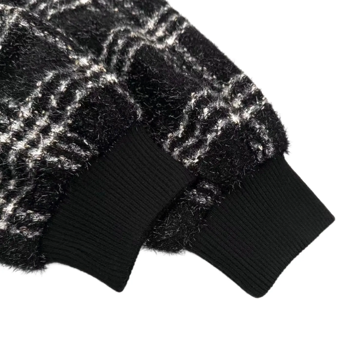 🅿️780 [Exclusive supply] Chanel plaid single-breasted jacket. Original purchase and development of 48,000. The fabric is made of custom-made worsted wool, elegant gauze plaid material and logo. The rayon jacquard lining has excellent texture and is comfortable and close to the skin. The pure tones of black and white outline the retro silhouette. The glittering gauze between the plaids is intertwined, delicate and gorgeous. The regular lines interweave to create a geometric beauty. Single-breasted is like a row of exquisite medals, exuding a charming atmosphere of elegance and nobility. It shines with a delicate and charming luster between the flow of light and shadow. It is a work of art that carries the philosophy of fashion. Ergonomic three-dimensional tailoring returns to traditional craftsmanship through segmentation, folding, shrinking, and stretching techniques. The so-called slow work produces fine work, which is the respect for materials and the pursuit of feel. The workmanship is complex and tedious, slow in time, and high in loss. Template machine bag opening. The preset template guides the position, shape and size of the bag opening. The accuracy ensures the quality of the bag opening effect. The garment washing water is softened and deodorized. The clothes are deeply cleaned and deodorized through professional washing equipment and specific detergents to improve the feel and appearance of the clothes. Size:46/48/50/52