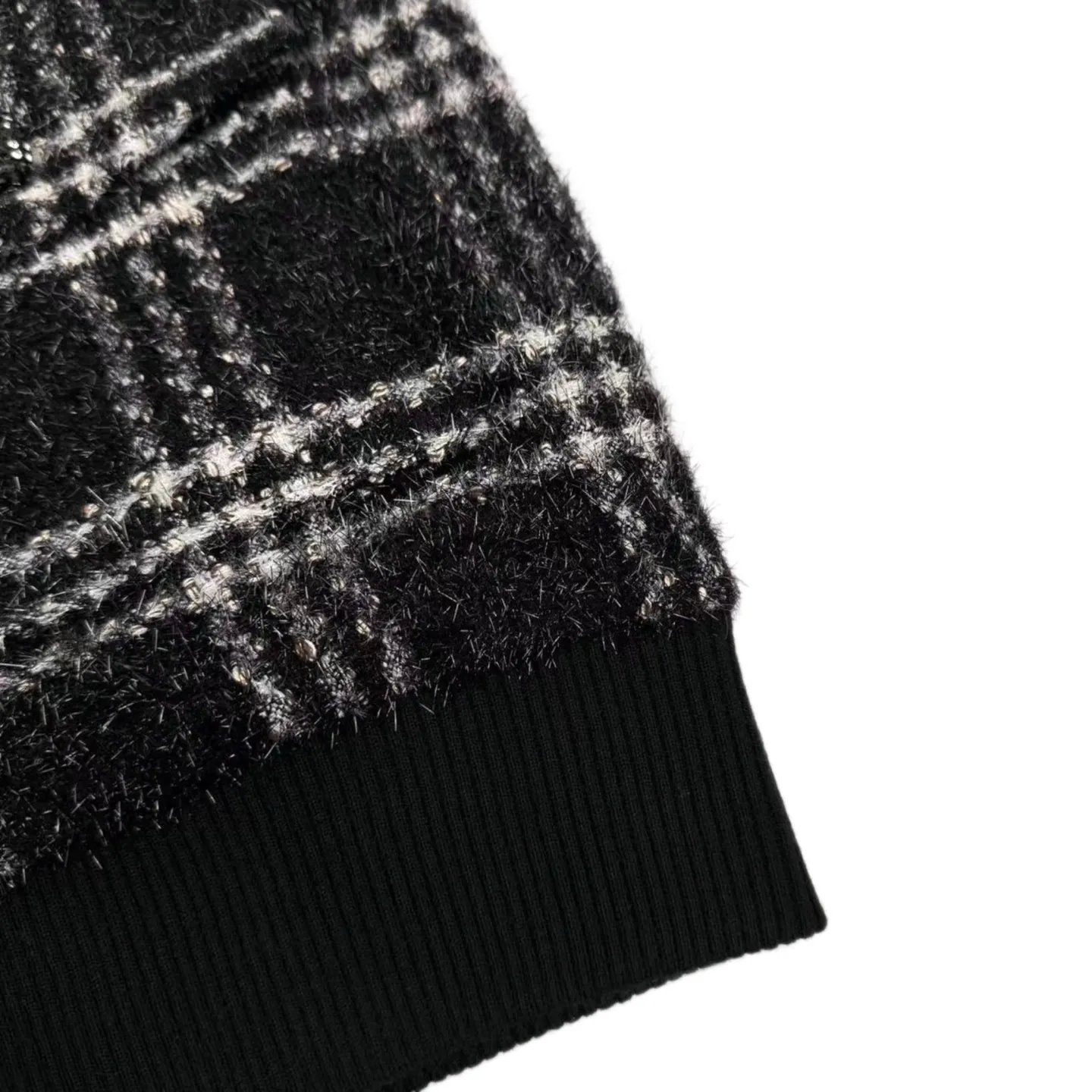 🅿️780 [Exclusive supply] Chanel plaid single-breasted jacket. Original purchase and development of 48,000. The fabric is made of custom-made worsted wool, elegant gauze plaid material and logo. The rayon jacquard lining has excellent texture and is comfortable and close to the skin. The pure tones of black and white outline the retro silhouette. The glittering gauze between the plaids is intertwined, delicate and gorgeous. The regular lines interweave to create a geometric beauty. Single-breasted is like a row of exquisite medals, exuding a charming atmosphere of elegance and nobility. It shines with a delicate and charming luster between the flow of light and shadow. It is a work of art that carries the philosophy of fashion. Ergonomic three-dimensional tailoring returns to traditional craftsmanship through segmentation, folding, shrinking, and stretching techniques. The so-called slow work produces fine work, which is the respect for materials and the pursuit of feel. The workmanship is complex and tedious, slow in time, and high in loss. Template machine bag opening. The preset template guides the position, shape and size of the bag opening. The accuracy ensures the quality of the bag opening effect. The garment washing water is softened and deodorized. The clothes are deeply cleaned and deodorized through professional washing equipment and specific detergents to improve the feel and appearance of the clothes. Size:46/48/50/52