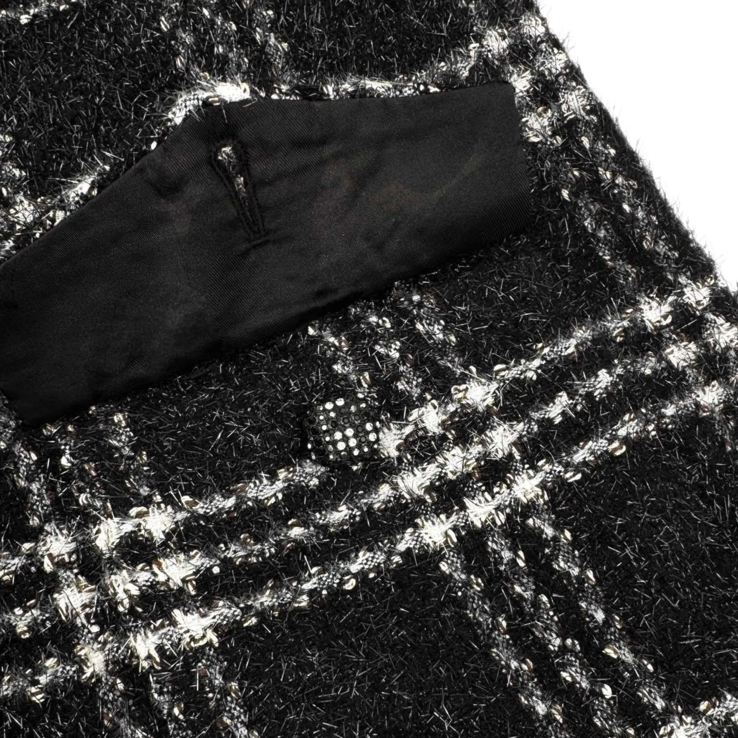 🅿️780 [Exclusive supply] Chanel plaid single-breasted jacket. Original purchase and development of 48,000. The fabric is made of custom-made worsted wool, elegant gauze plaid material and logo. The rayon jacquard lining has excellent texture and is comfortable and close to the skin. The pure tones of black and white outline the retro silhouette. The glittering gauze between the plaids is intertwined, delicate and gorgeous. The regular lines interweave to create a geometric beauty. Single-breasted is like a row of exquisite medals, exuding a charming atmosphere of elegance and nobility. It shines with a delicate and charming luster between the flow of light and shadow. It is a work of art that carries the philosophy of fashion. Ergonomic three-dimensional tailoring returns to traditional craftsmanship through segmentation, folding, shrinking, and stretching techniques. The so-called slow work produces fine work, which is the respect for materials and the pursuit of feel. The workmanship is complex and tedious, slow in time, and high in loss. Template machine bag opening. The preset template guides the position, shape and size of the bag opening. The accuracy ensures the quality of the bag opening effect. The garment washing water is softened and deodorized. The clothes are deeply cleaned and deodorized through professional washing equipment and specific detergents to improve the feel and appearance of the clothes. Size:46/48/50/52