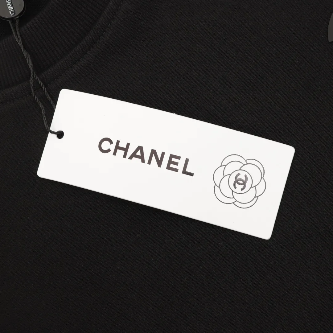 🅿️500 CHANEL 25FW Silicone small label round neck sweatshirt 480g high-grade combed cotton fabric Counter collar label Purchasing grade white thick plate hang tag Original hanging beads Three-dimensional foam printing on the front and back Strong sense of layering Same style for men and women Couple style Oversize version Loose Size: S-XL