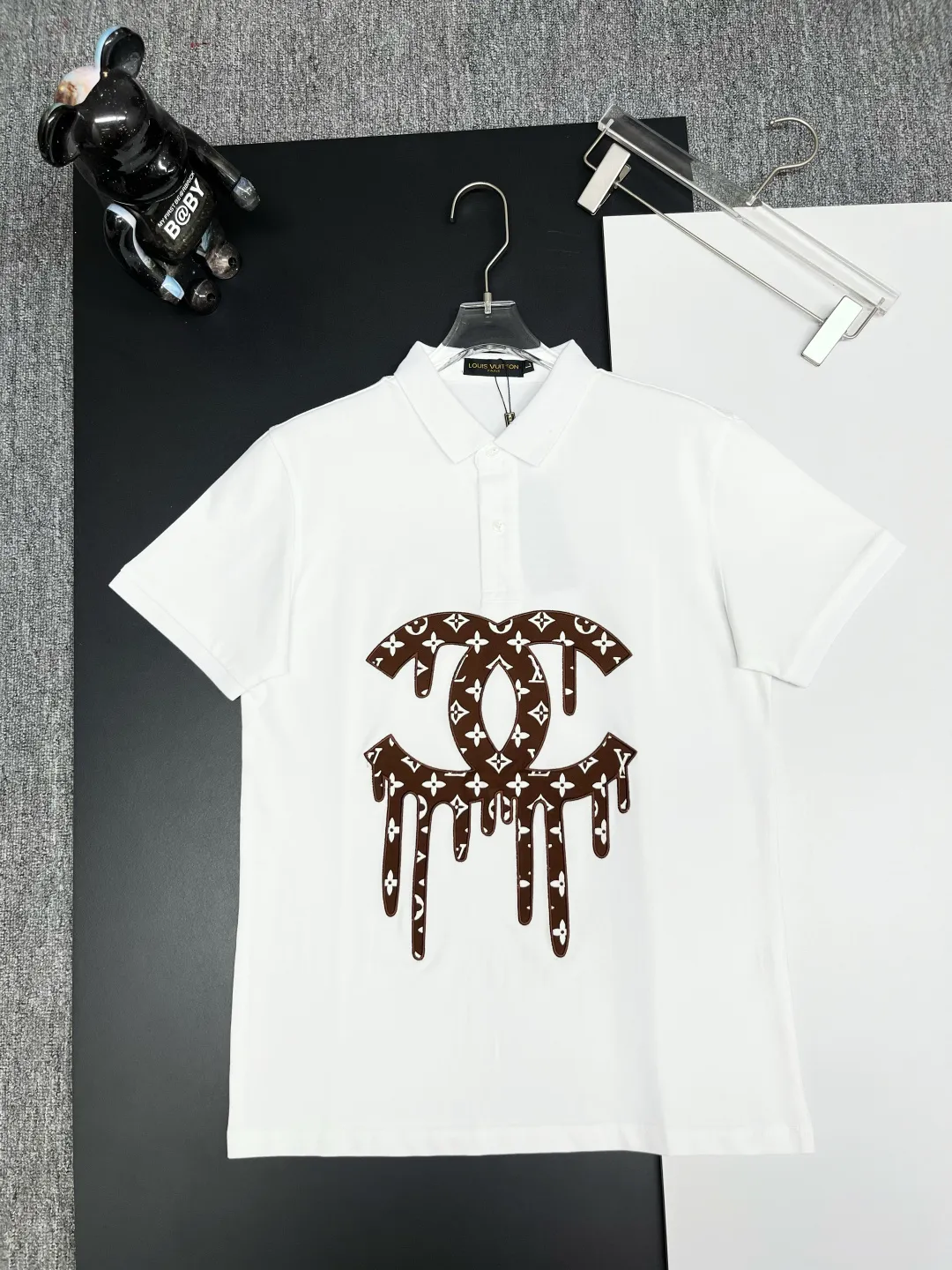🅿️220 CHANEL&LV Chanel Louis Vuitton joint letter embroidery new Polo shirt Original fabric Original customized accessories Official same style Made of 210 grams of mercerized pique fabric, customized in the same vat dyed fabric It feels very comfortable and smooth The version is quite wide and stylish Produced by a first-line brand OEM factory Imported Behringer embroidery machine The embroidery is full and textured The collar ribs are woven with imported yarn and will not deform after long-term wear The latest spring and summer style, fashionable and personalized, super versatile and good-looking, very suitable for both men and women, a must-have style for everyone. Color: black, white, pink, size: M-XXXL