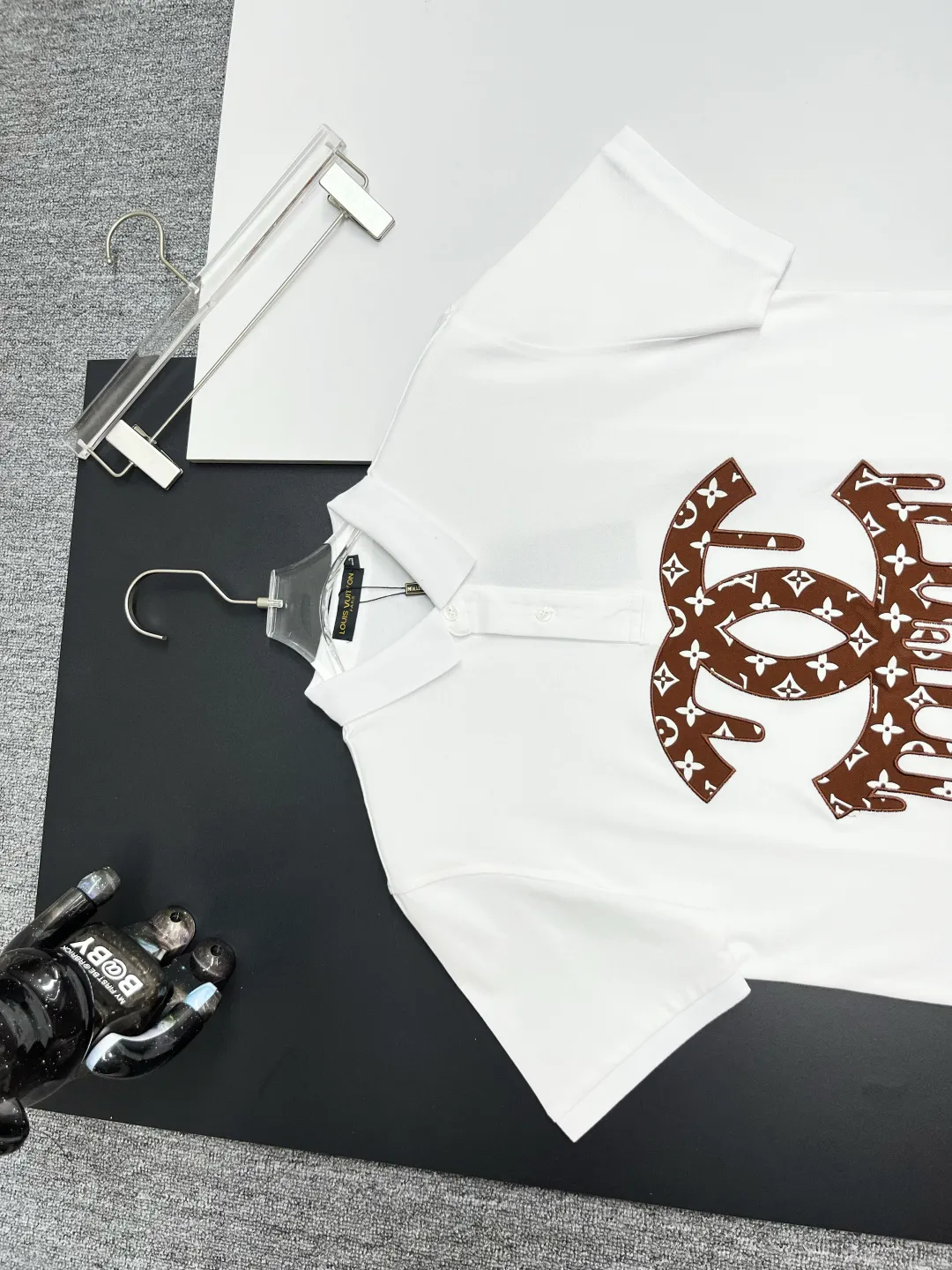 🅿️220 CHANEL&LV Chanel Louis Vuitton joint letter embroidery new Polo shirt Original fabric Original customized accessories Official same style Made of 210 grams of mercerized pique fabric, customized in the same vat dyed fabric It feels very comfortable and smooth The version is quite wide and stylish Produced by a first-line brand OEM factory Imported Behringer embroidery machine The embroidery is full and textured The collar ribs are woven with imported yarn and will not deform after long-term wear The latest spring and summer style, fashionable and personalized, super versatile and good-looking, very suitable for both men and women, a must-have style for everyone. Color: black, white, pink, size: M-XXXL