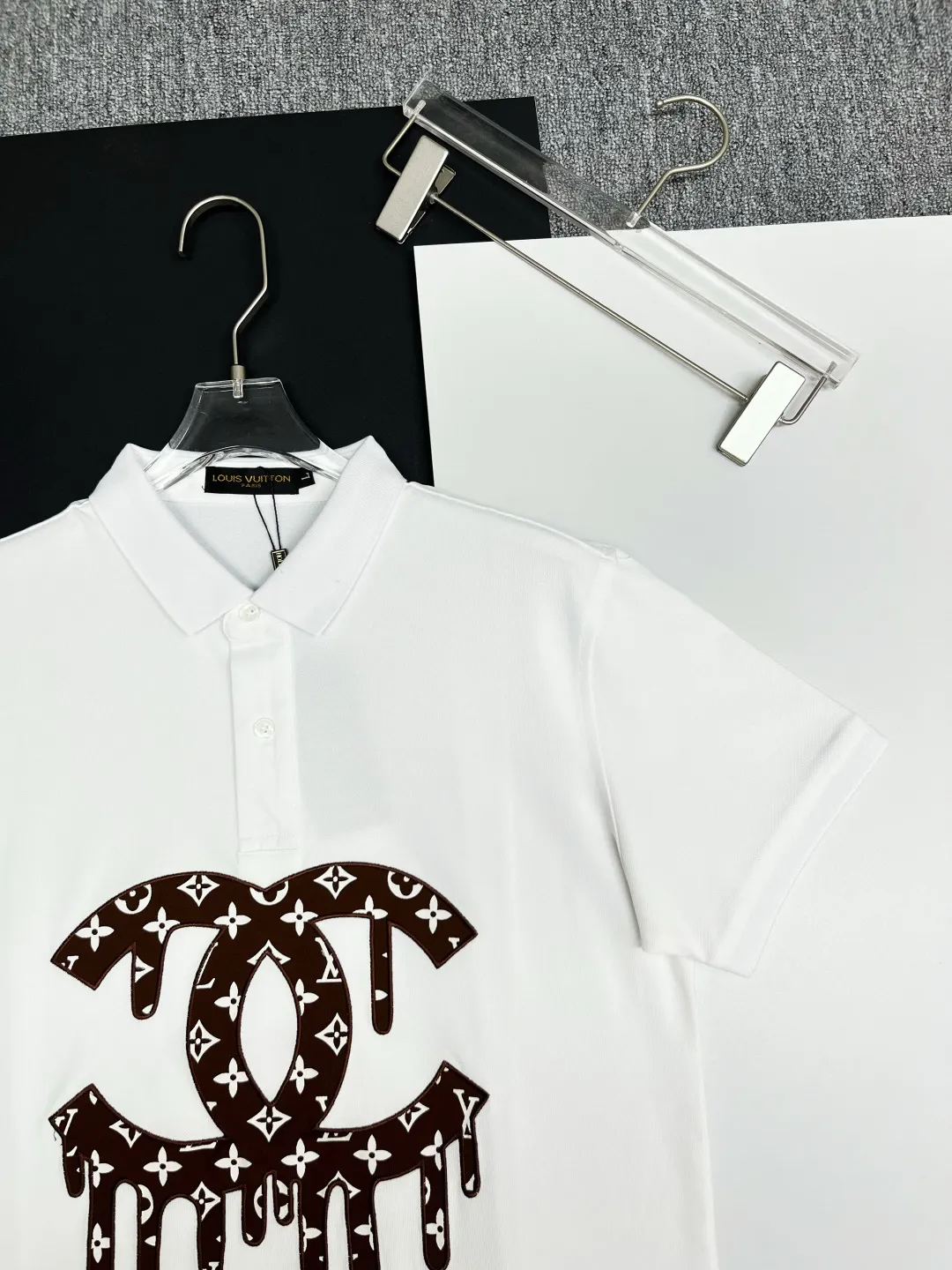 🅿️220 CHANEL&LV Chanel Louis Vuitton joint letter embroidery new Polo shirt Original fabric Original customized accessories Official same style Made of 210 grams of mercerized pique fabric, customized in the same vat dyed fabric It feels very comfortable and smooth The version is quite wide and stylish Produced by a first-line brand OEM factory Imported Behringer embroidery machine The embroidery is full and textured The collar ribs are woven with imported yarn and will not deform after long-term wear The latest spring and summer style, fashionable and personalized, super versatile and good-looking, very suitable for both men and women, a must-have style for everyone. Color: black, white, pink, size: M-XXXL