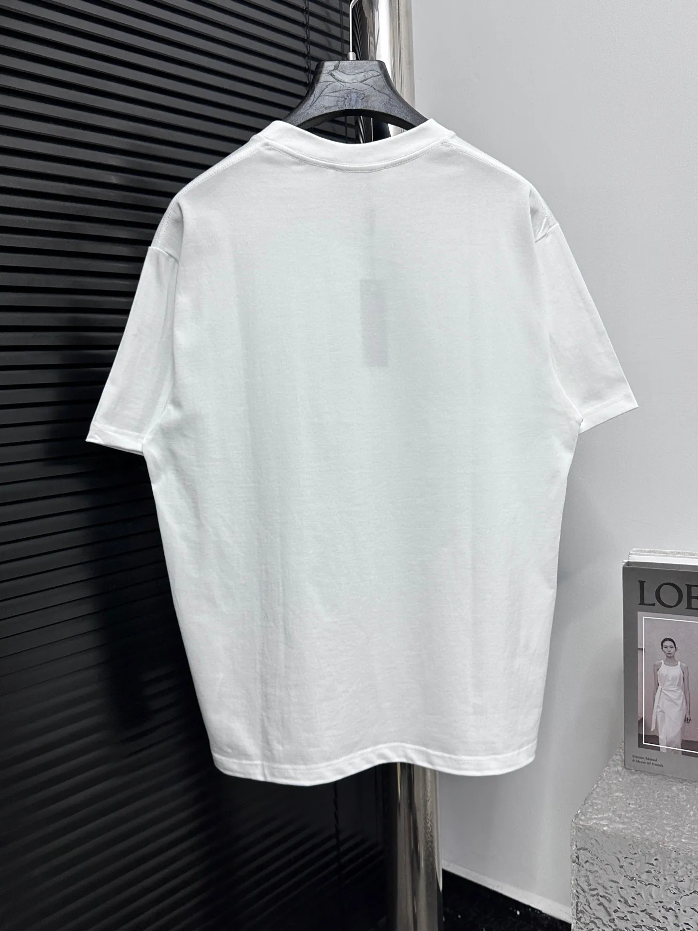 🅿️170 [CHanel] Chanel 25ss logo couple style short-sleeved T-shirt. The fabric is 260g double sand pure cotton. It feels very comfortable, fashionable and personalized. It is a super versatile and good-looking T-shirt. It is very suitable for both men and women. It is a must-have for everyone. Packaging, tag, collar label, washed wheat, complete👍 Color: black, white Size: XS-L