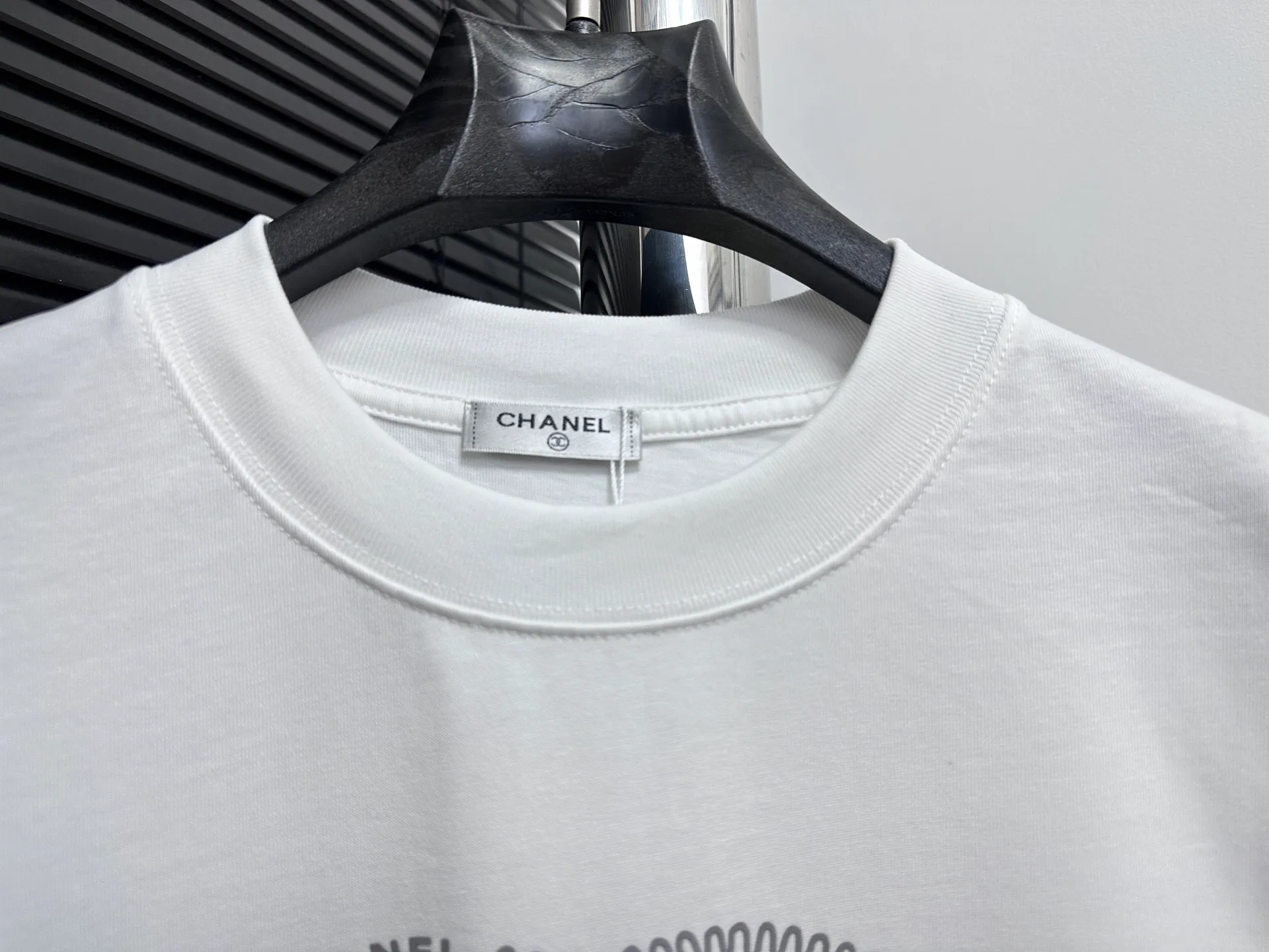 🅿️170 [CHanel] Chanel 25ss logo couple style short-sleeved T-shirt. The fabric is 260g double sand pure cotton. It feels very comfortable, fashionable and personalized. It is a super versatile and good-looking T-shirt. It is very suitable for both men and women. It is a must-have for everyone. Packaging, tag, collar label, washed wheat, complete👍 Color: black, white Size: XS-L