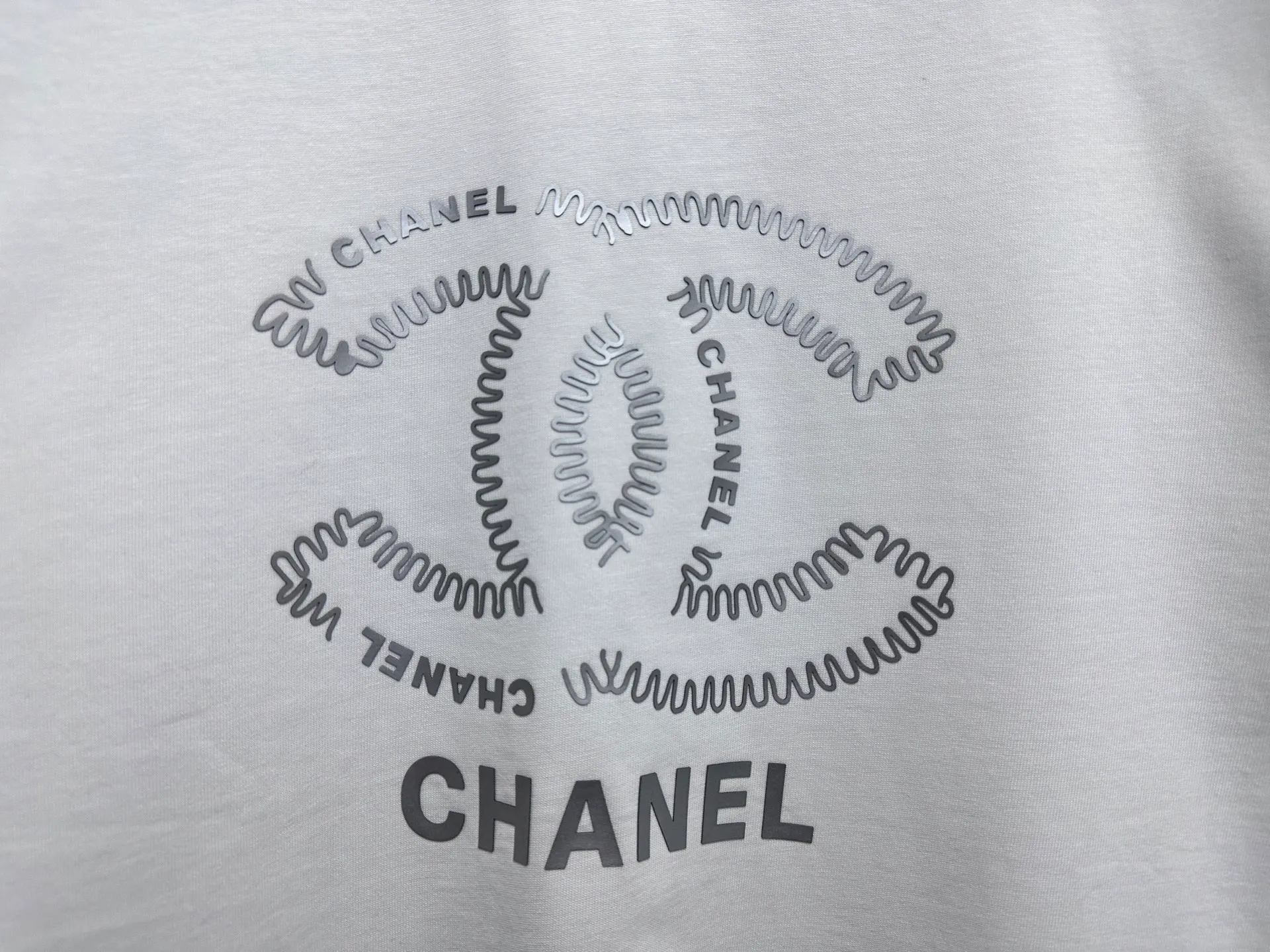 🅿️170 [CHanel] Chanel 25ss logo couple style short-sleeved T-shirt. The fabric is 260g double sand pure cotton. It feels very comfortable, fashionable and personalized. It is a super versatile and good-looking T-shirt. It is very suitable for both men and women. It is a must-have for everyone. Packaging, tag, collar label, washed wheat, complete👍 Color: black, white Size: XS-L