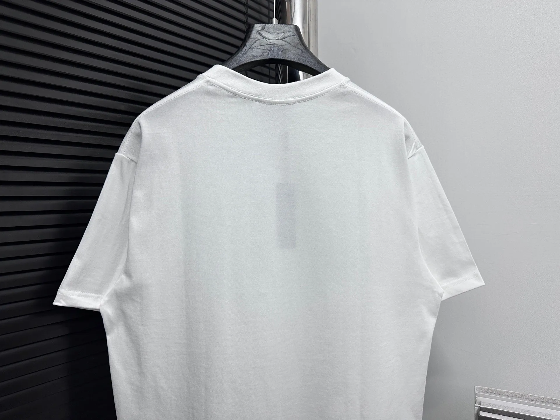 🅿️170 [CHanel] Chanel 25ss logo couple style short-sleeved T-shirt. The fabric is 260g double sand pure cotton. It feels very comfortable, fashionable and personalized. It is a super versatile and good-looking T-shirt. It is very suitable for both men and women. It is a must-have for everyone. Packaging, tag, collar label, washed wheat, complete👍 Color: black, white Size: XS-L