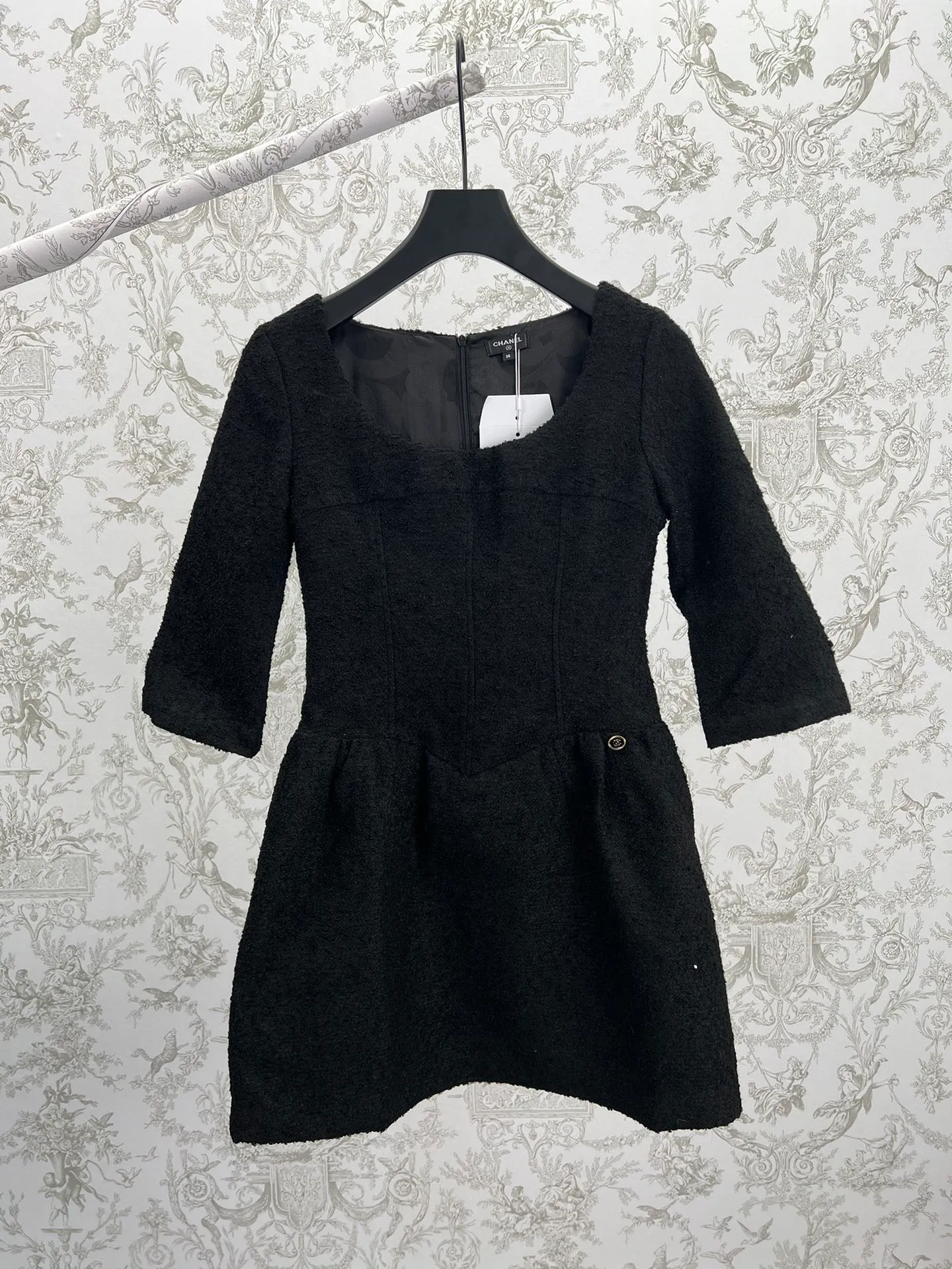 🅿️540 Chanel 25ss new mid-sleeve round neck dress. Ready-made woven texture, wide round neckline to increase skin exposure, visually slimmer. Bust and waist contour, slim and narrow processing, full of eye-catching highlights, double C logo on the waist. Code number: S.M.L