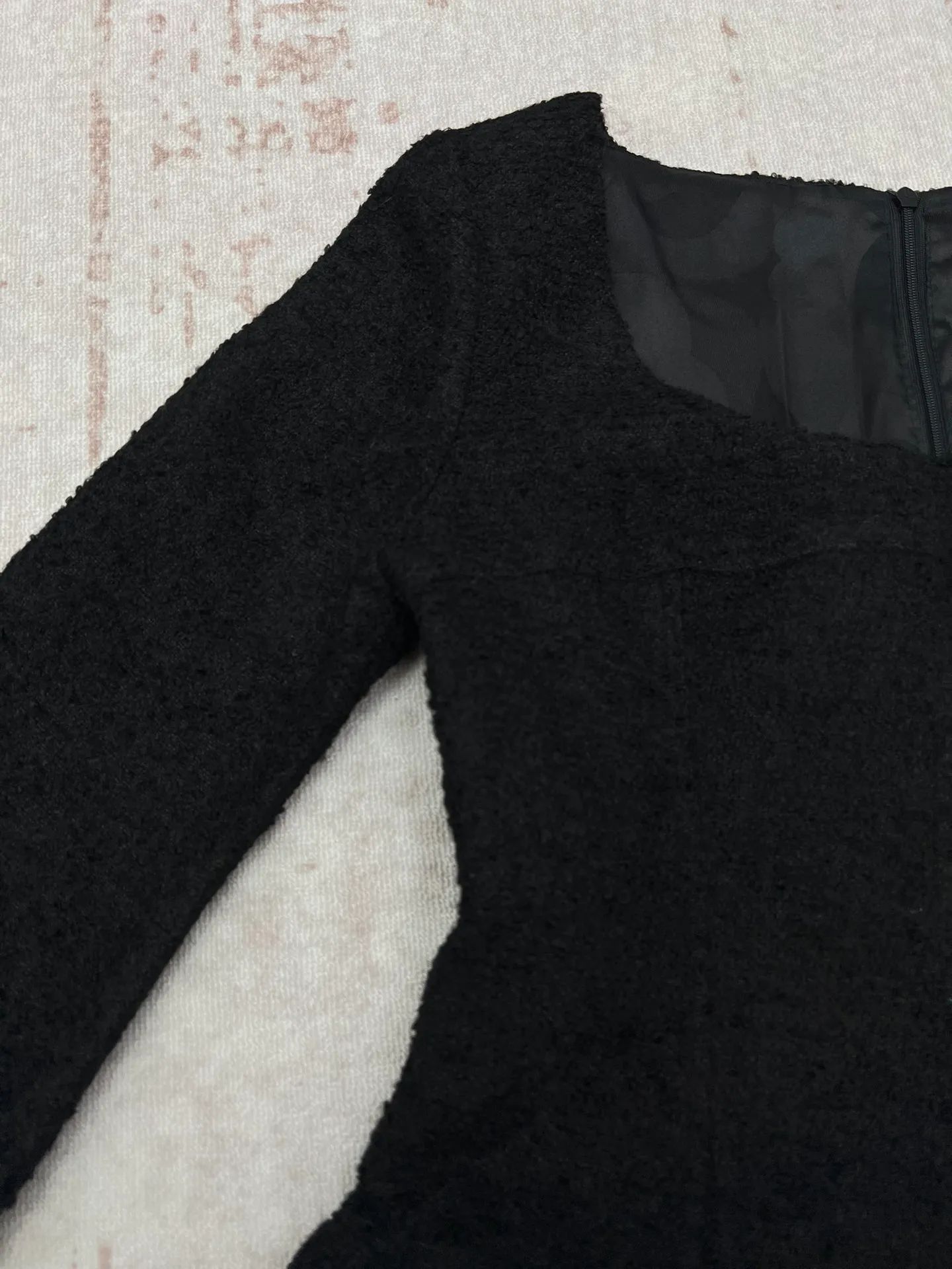 🅿️540 Chanel 25ss new mid-sleeve round neck dress. Ready-made woven texture, wide round neckline to increase skin exposure, visually slimmer. Bust and waist contour, slim and narrow processing, full of eye-catching highlights, double C logo on the waist. Code number: S.M.L