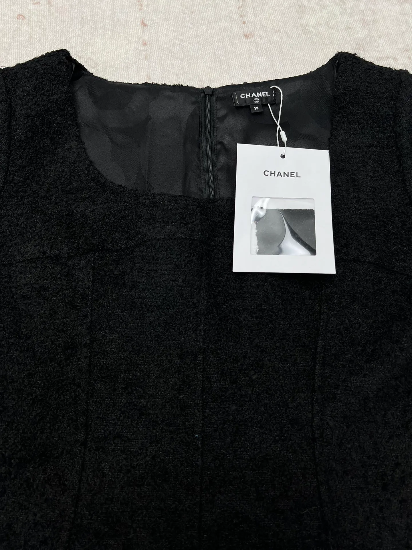 🅿️540 Chanel 25ss new mid-sleeve round neck dress. Ready-made woven texture, wide round neckline to increase skin exposure, visually slimmer. Bust and waist contour, slim and narrow processing, full of eye-catching highlights, double C logo on the waist. Code number: S.M.L