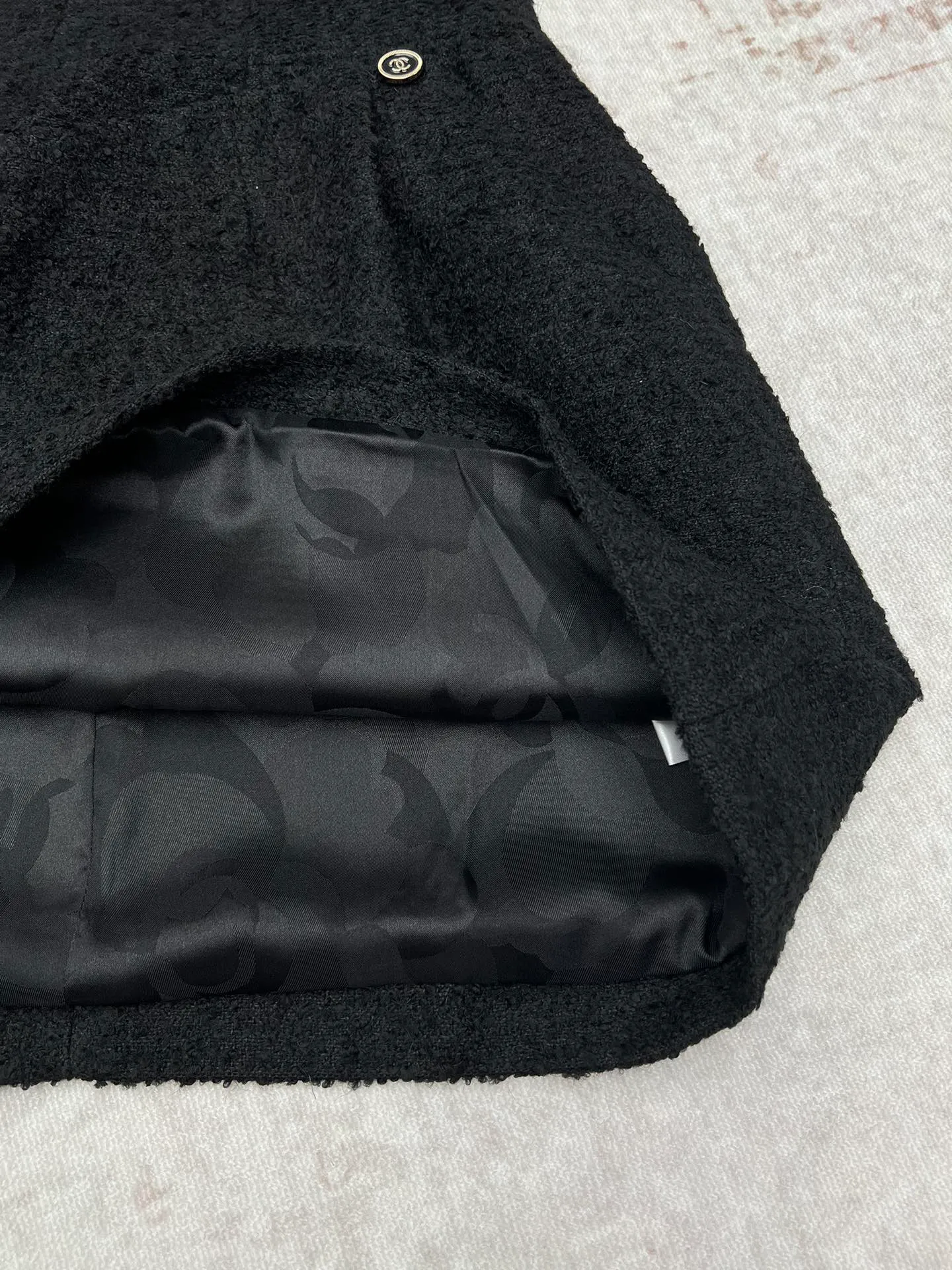 🅿️540 Chanel 25ss new mid-sleeve round neck dress. Ready-made woven texture, wide round neckline to increase skin exposure, visually slimmer. Bust and waist contour, slim and narrow processing, full of eye-catching highlights, double C logo on the waist. Code number: S.M.L
