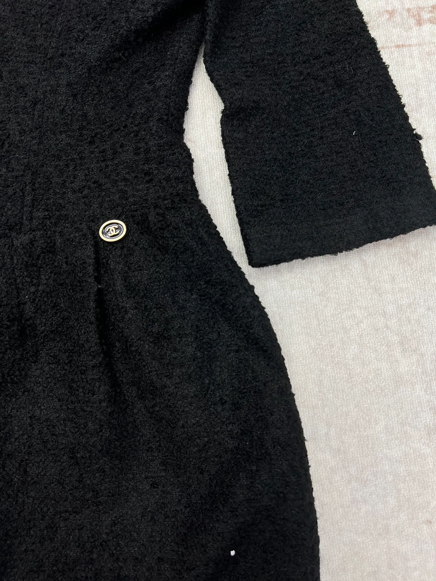 🅿️540 Chanel 25ss new mid-sleeve round neck dress. Ready-made woven texture, wide round neckline to increase skin exposure, visually slimmer. Bust and waist contour, slim and narrow processing, full of eye-catching highlights, double C logo on the waist. Code number: S.M.L