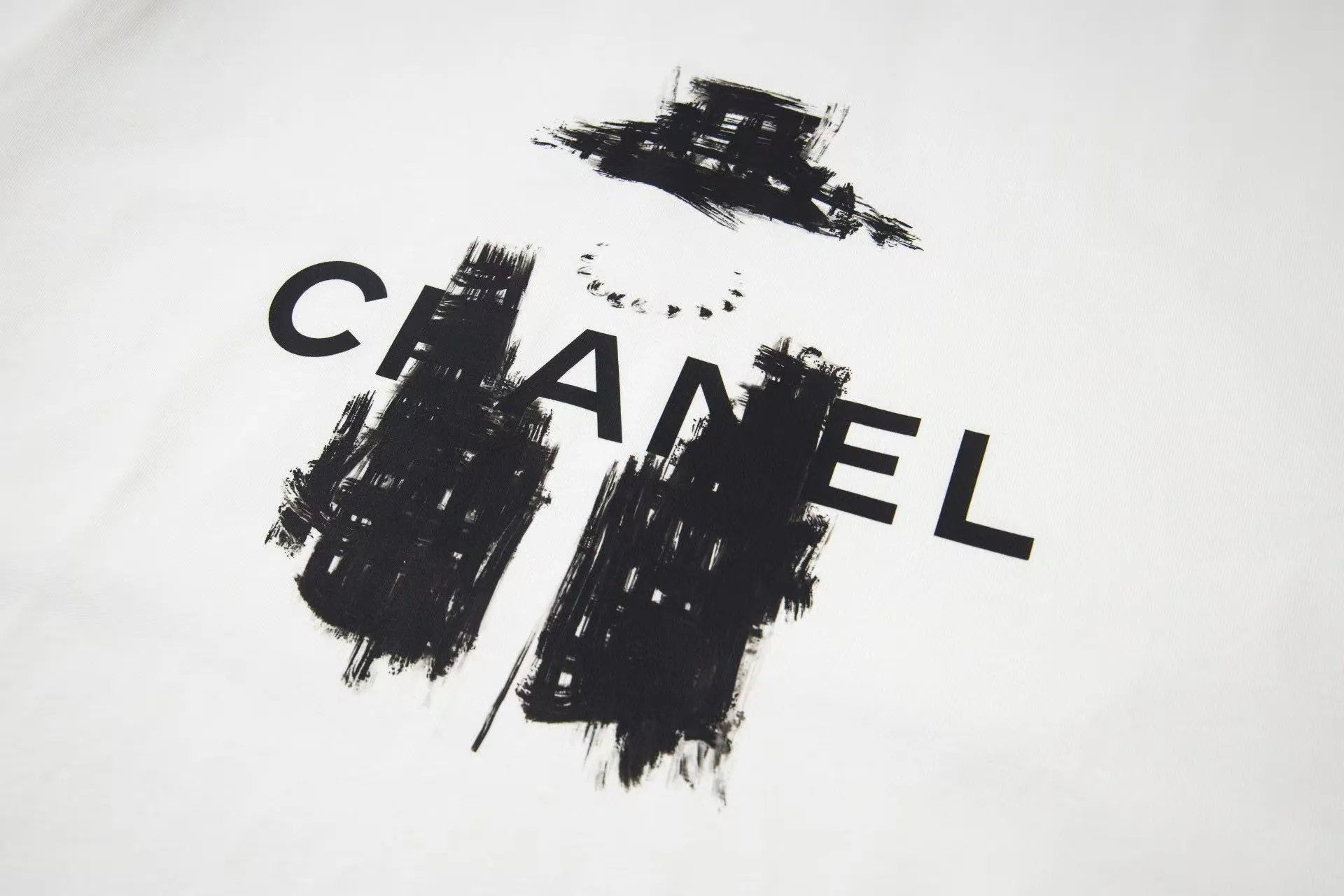 🅿️170 CHanel/Chanel 25ss logo couple style short-sleeved T-shirt. The fabric is 260g double sand pure cotton. It feels very comfortable, fashionable and personalized. It is a super versatile and good-looking T-shirt. It is very suitable for both men and women. It is a must-have for everyone. Packaging, tag, collar label, washed wheat, complete 👍 Color: black, white Size: XS-L