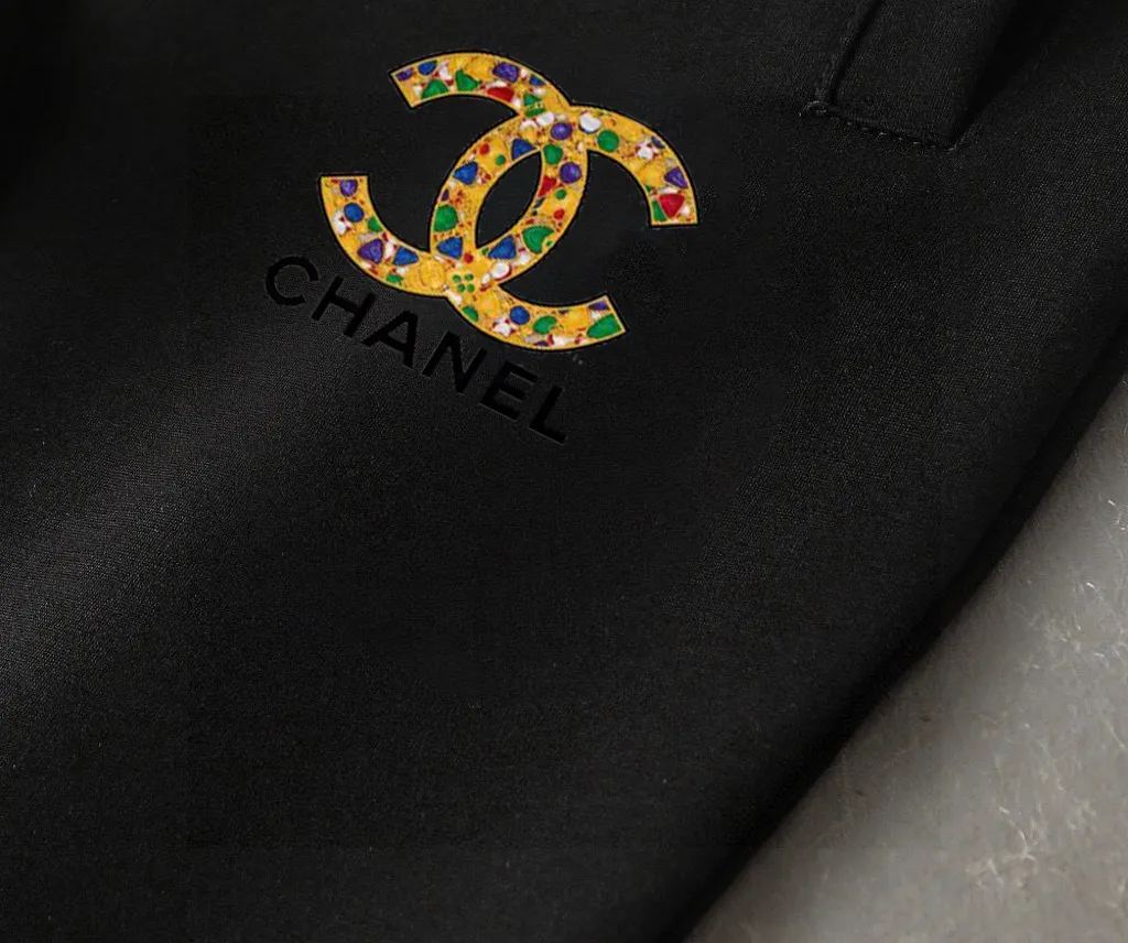🅿️460 brand [CHANEL Chanel] (velvet and thickened) 2025 autumn and winter new products, stars’ favorite fashion-flavored casual suits, clean and neat tailoring, full of urban style. Made of high-quality custom-made fabrics, the inner warmth is excellent, the hand feels soft and dry, and the upper body effect is crisp and stylish. The three-dimensional cutting process and the pattern are all of high standards, and the silhouette version has the right benefits! It is not tight at all, and you feel good when you put it on. So many top-quality raw materials create high-end products with unparalleled value. It is the first choice for high-end fashion people. (Size: M-4XL can wear up to 200 pounds)