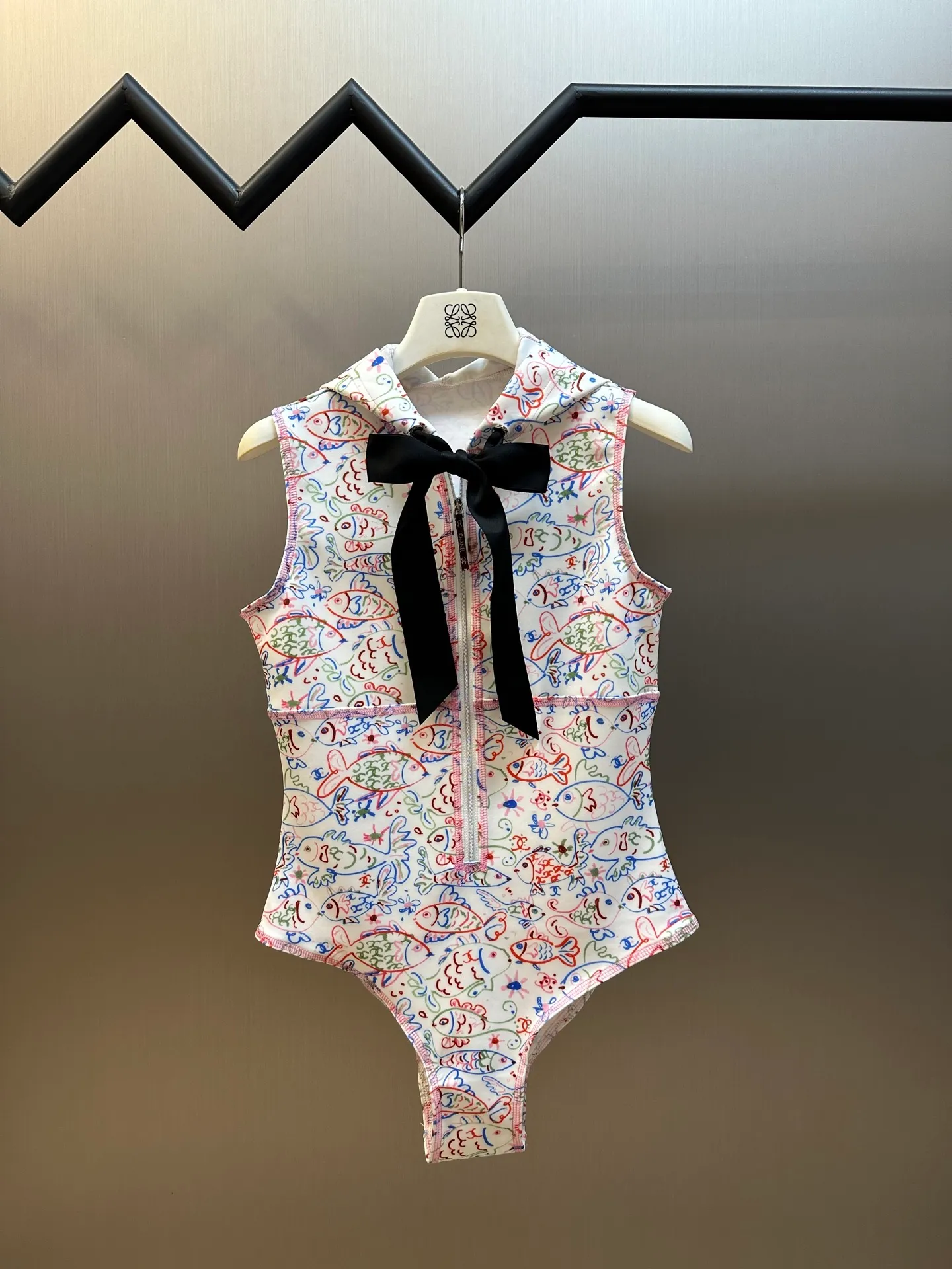 🅿️530 Chanel 25 graffiti swimsuit (women's clothing) This style has no after-sales service‼ ️ Deep-sea adventure, small fish in love, fishing nets, shells and crustaceans... Virginie Viard uses her reverie of the underwater world as a clue to present us a wonderful collision of the deep sea and fashion.  size: 36.38.40