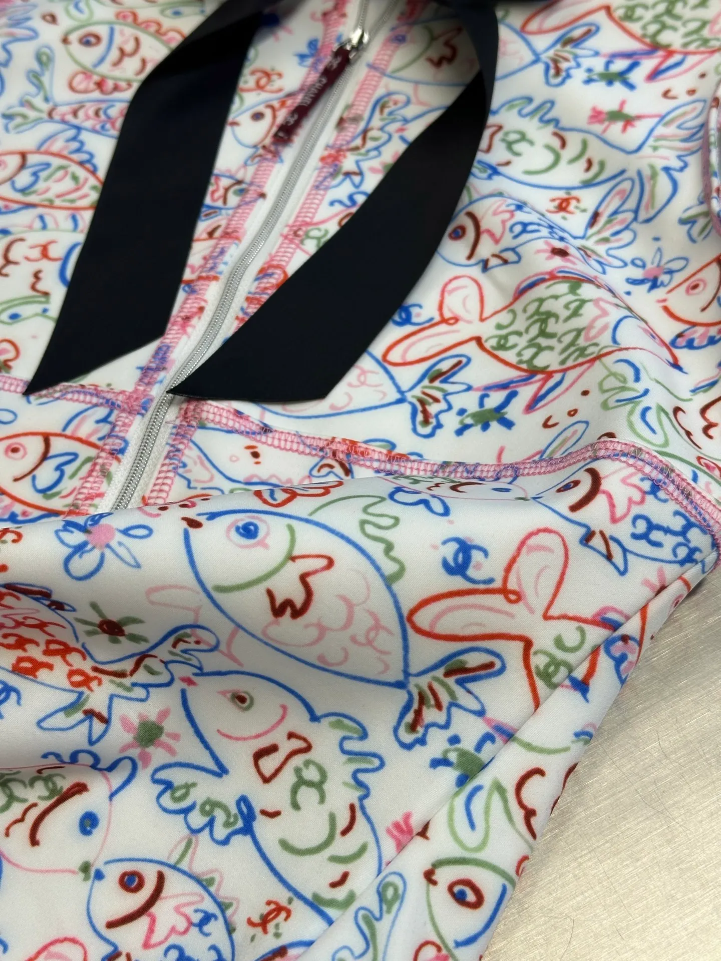 🅿️530 Chanel 25 graffiti swimsuit (women's clothing) This style has no after-sales service‼ ️ Deep-sea adventure, small fish in love, fishing nets, shells and crustaceans... Virginie Viard uses her reverie of the underwater world as a clue to present us a wonderful collision of the deep sea and fashion.  size: 36.38.40