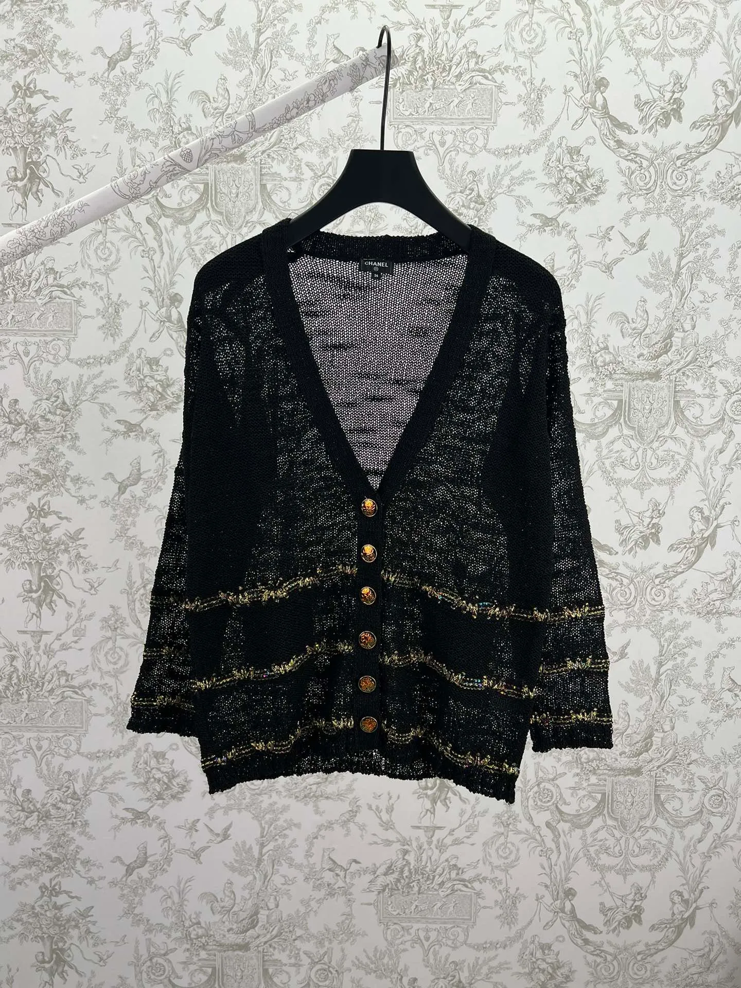 🅿️790 Chanel 25ss handmade series new v-neck knitted top decorated with heavy gold thread embroidery Code number: S.M.L.