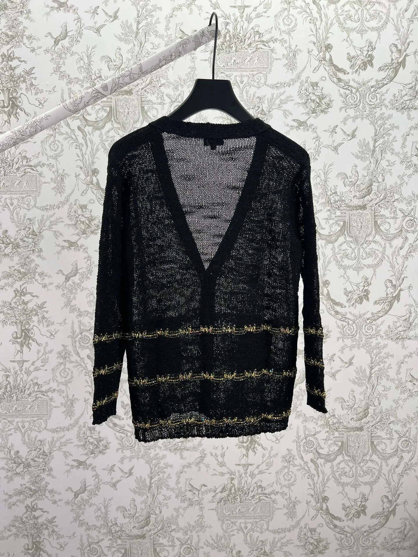 🅿️790 Chanel 25ss handmade series new v-neck knitted top decorated with heavy gold thread embroidery Code number: S.M.L.
