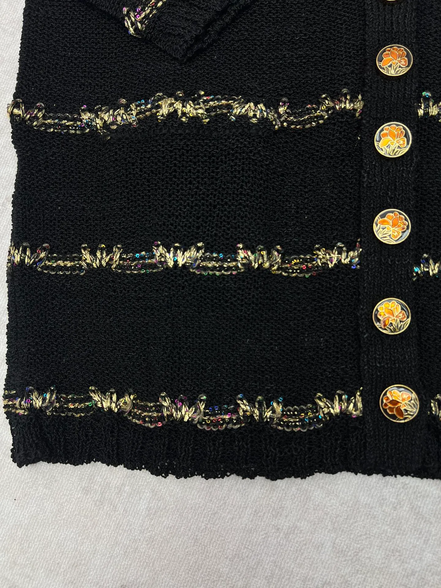 🅿️790 Chanel 25ss handmade series new v-neck knitted top decorated with heavy gold thread embroidery Code number: S.M.L.
