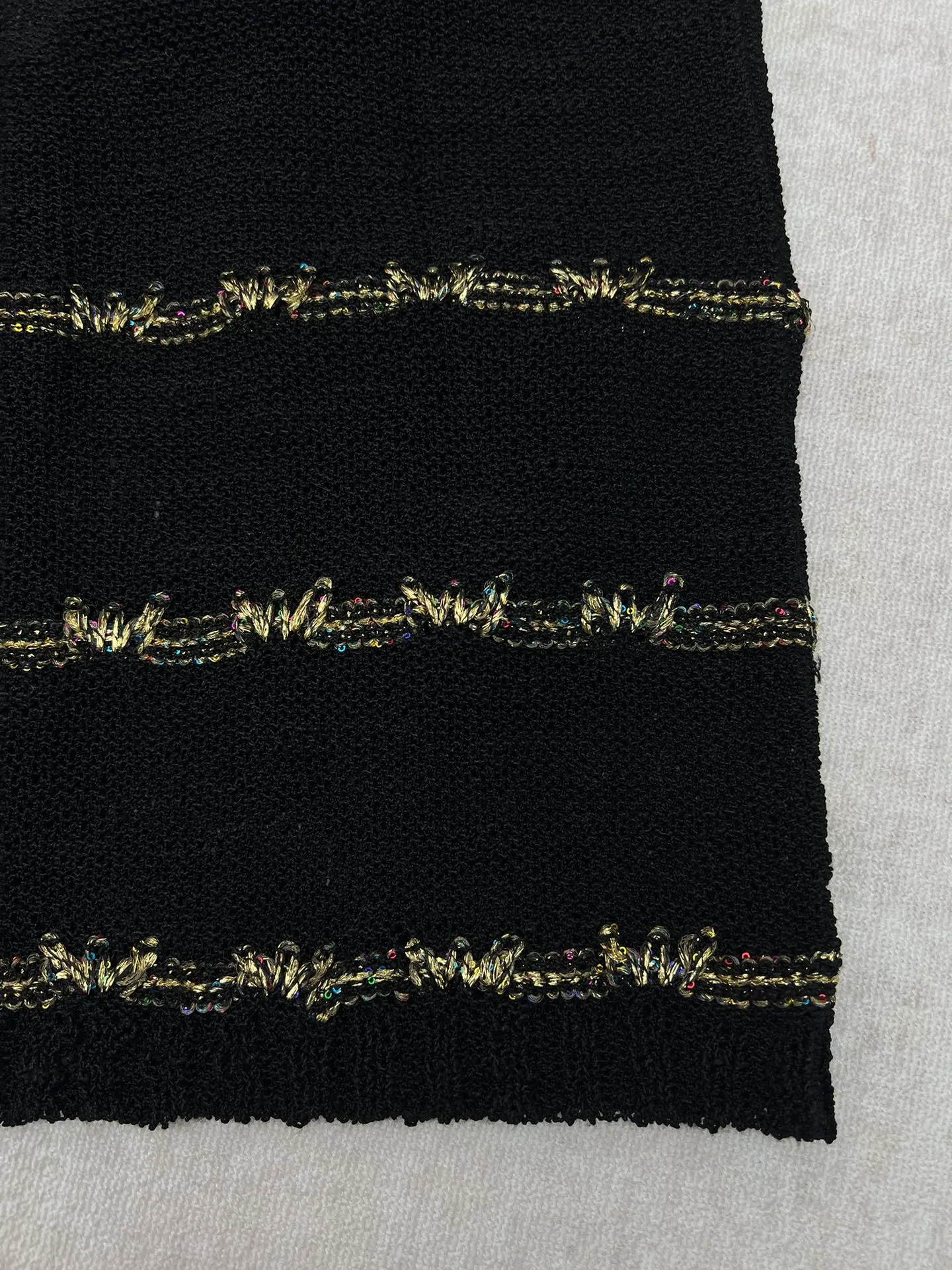 🅿️790 Chanel 25ss handmade series new v-neck knitted top decorated with heavy gold thread embroidery Code number: S.M.L.
