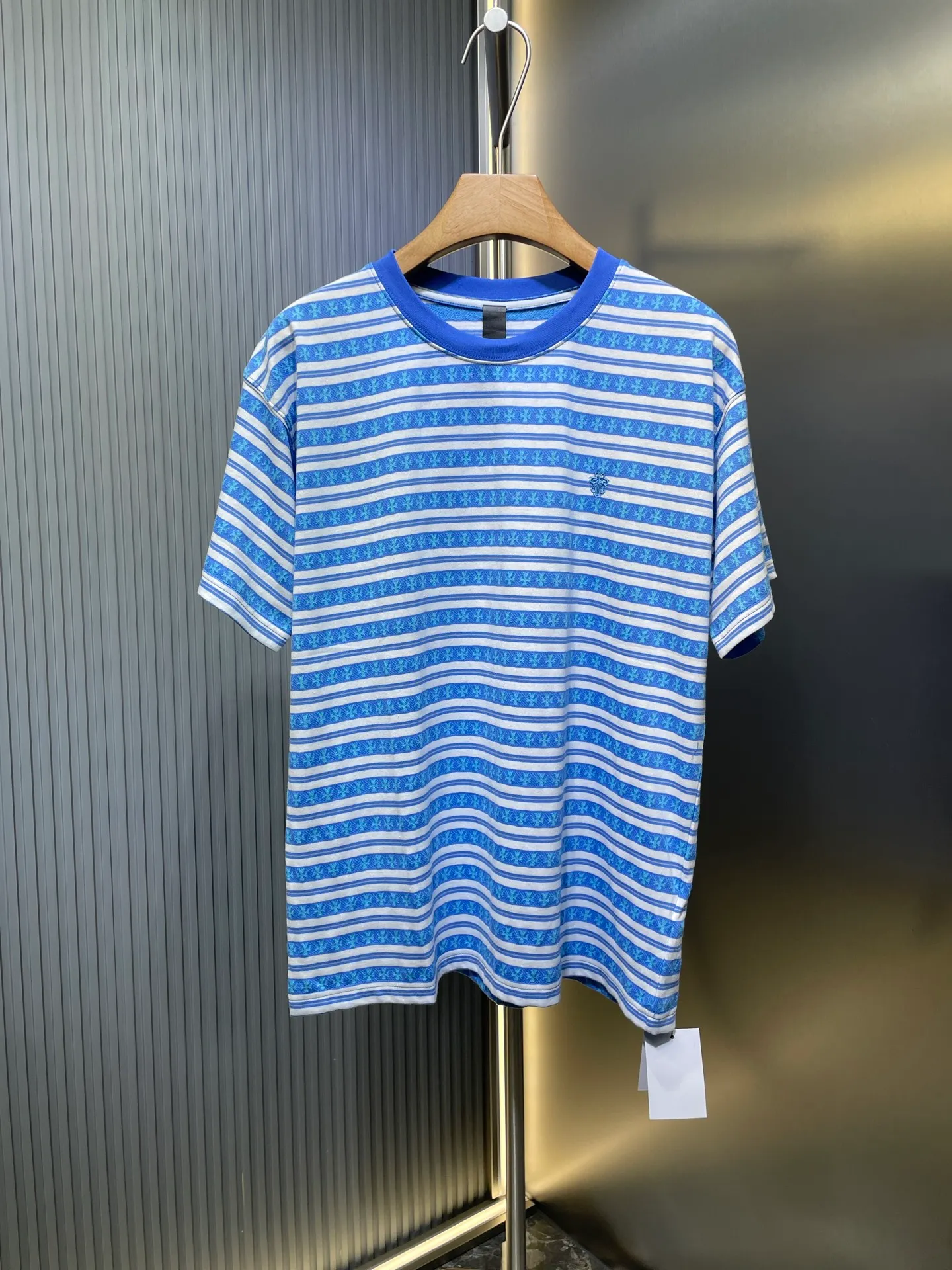 🅿️280 CH🌟【Top original order】Fully printed cross-dyed short sleeves The fabric is made of 26-count oe yarn, which is different from the 21s pure cotton yarn on the market. The different yarns on the market mean that the shape, size, and stitch length of the entire jacquard will be different from the original version. The whole piece has four colors, and they are all colored according to the Z sample. The fabric is printed. The dyeing cycle of Sehe yarn is about 30 days. The entire fabric is made by yarn-dyed jacquard technology. The embroidery thread is fixed-dyed 105d polyester thread, using imported No. 9 needles. The overall pattern density and line arc are basically consistent, and there are three customized accessories. size：s-l