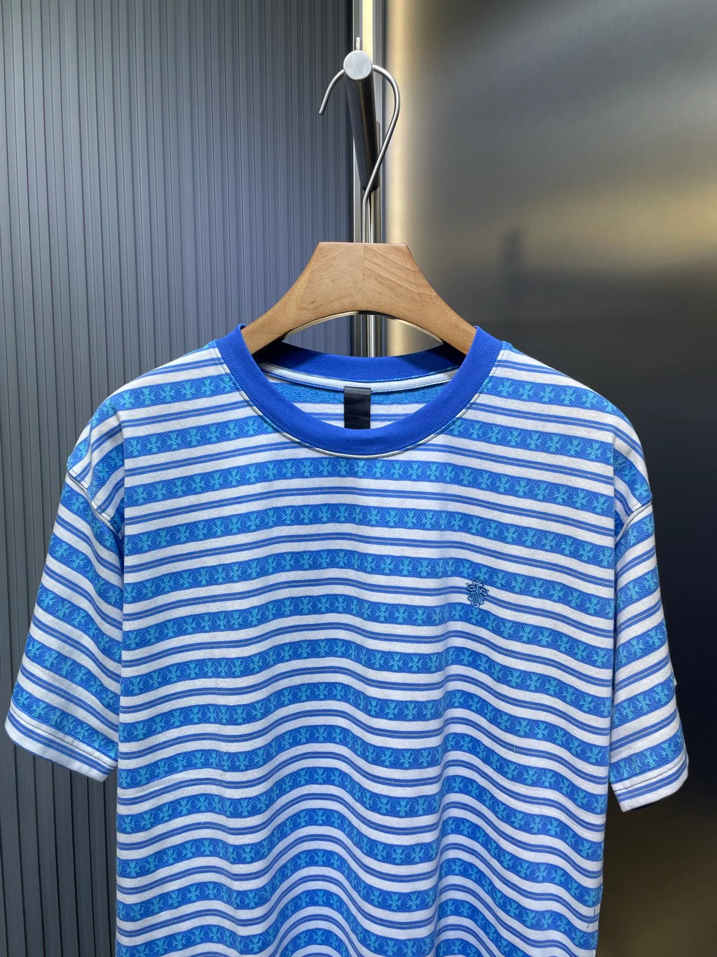 🅿️280 CH🌟【Top original order】Fully printed cross-dyed short sleeves The fabric is made of 26-count oe yarn, which is different from the 21s pure cotton yarn on the market. The different yarns on the market mean that the shape, size, and stitch length of the entire jacquard will be different from the original version. The whole piece has four colors, and they are all colored according to the Z sample. The fabric is printed. The dyeing cycle of Sehe yarn is about 30 days. The entire fabric is made by yarn-dyed jacquard technology. The embroidery thread is fixed-dyed 105d polyester thread, using imported No. 9 needles. The overall pattern density and line arc are basically consistent, and there are three customized accessories. size：s-l
