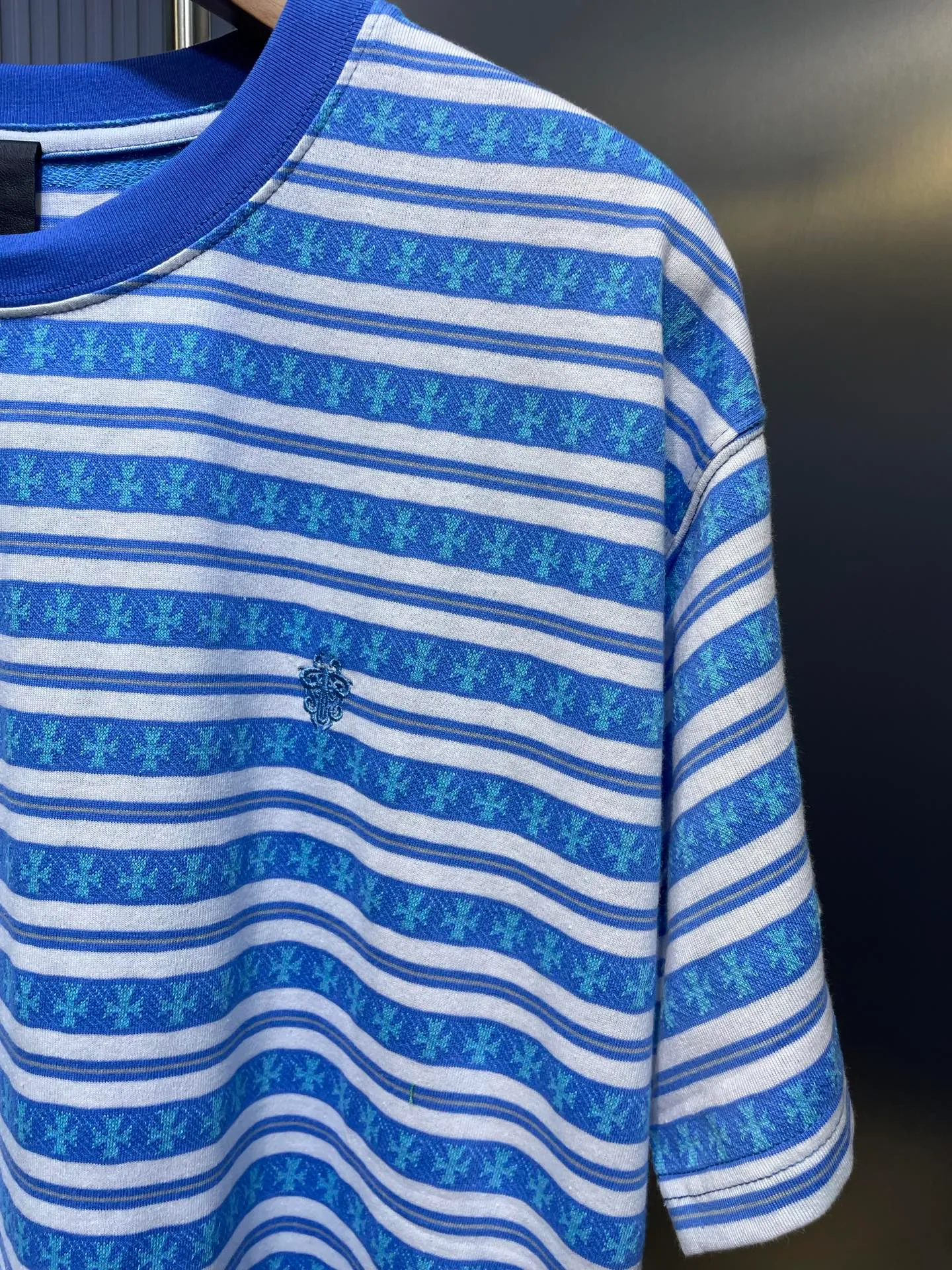 🅿️280 CH🌟【Top original order】Fully printed cross-dyed short sleeves The fabric is made of 26-count oe yarn, which is different from the 21s pure cotton yarn on the market. The different yarns on the market mean that the shape, size, and stitch length of the entire jacquard will be different from the original version. The whole piece has four colors, and they are all colored according to the Z sample. The fabric is printed. The dyeing cycle of Sehe yarn is about 30 days. The entire fabric is made by yarn-dyed jacquard technology. The embroidery thread is fixed-dyed 105d polyester thread, using imported No. 9 needles. The overall pattern density and line arc are basically consistent, and there are three customized accessories. size：s-l