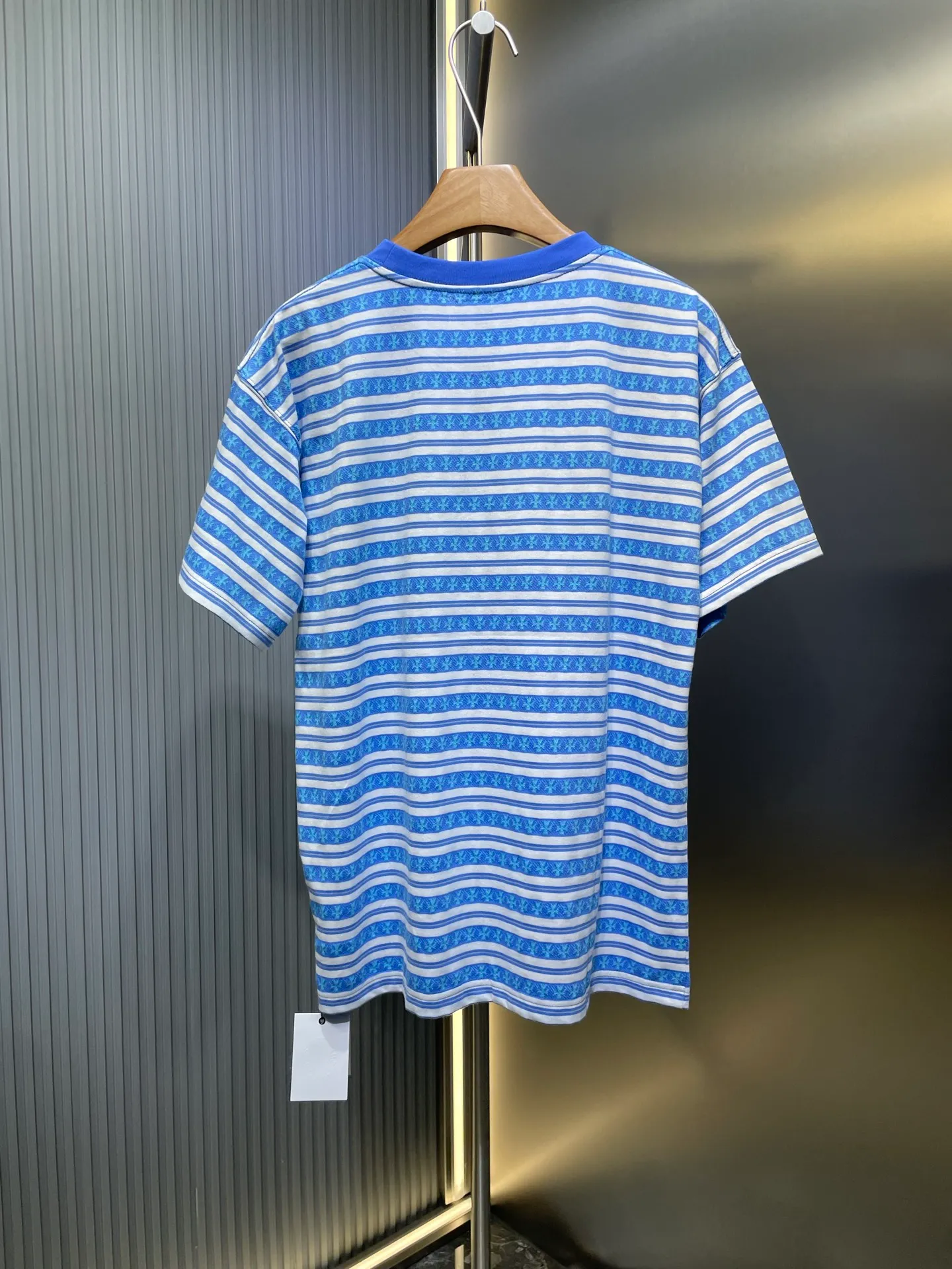🅿️280 CH🌟【Top original order】Fully printed cross-dyed short sleeves The fabric is made of 26-count oe yarn, which is different from the 21s pure cotton yarn on the market. The different yarns on the market mean that the shape, size, and stitch length of the entire jacquard will be different from the original version. The whole piece has four colors, and they are all colored according to the Z sample. The fabric is printed. The dyeing cycle of Sehe yarn is about 30 days. The entire fabric is made by yarn-dyed jacquard technology. The embroidery thread is fixed-dyed 105d polyester thread, using imported No. 9 needles. The overall pattern density and line arc are basically consistent, and there are three customized accessories. size：s-l