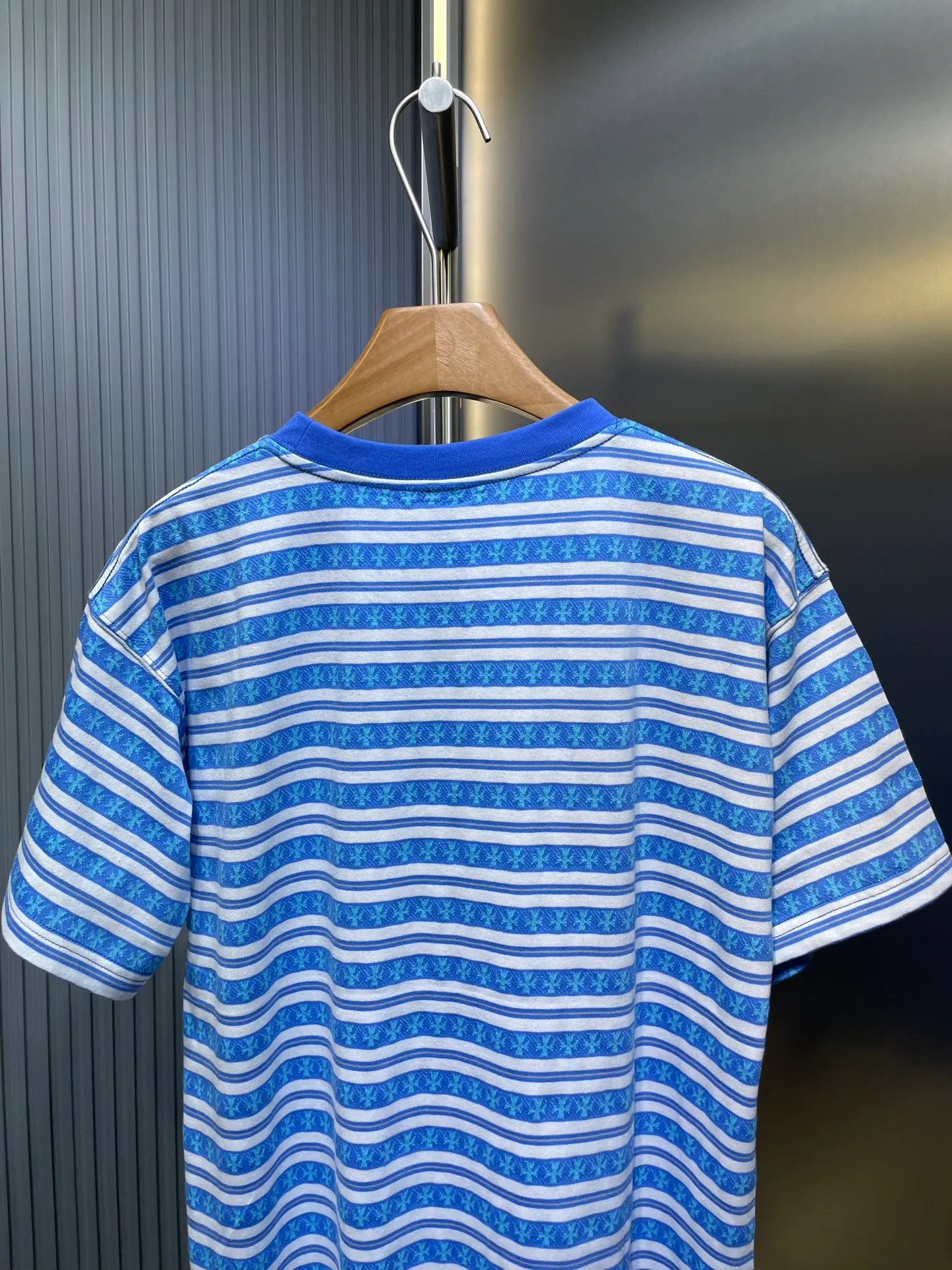 🅿️280 CH🌟【Top original order】Fully printed cross-dyed short sleeves The fabric is made of 26-count oe yarn, which is different from the 21s pure cotton yarn on the market. The different yarns on the market mean that the shape, size, and stitch length of the entire jacquard will be different from the original version. The whole piece has four colors, and they are all colored according to the Z sample. The fabric is printed. The dyeing cycle of Sehe yarn is about 30 days. The entire fabric is made by yarn-dyed jacquard technology. The embroidery thread is fixed-dyed 105d polyester thread, using imported No. 9 needles. The overall pattern density and line arc are basically consistent, and there are three customized accessories. size：s-l