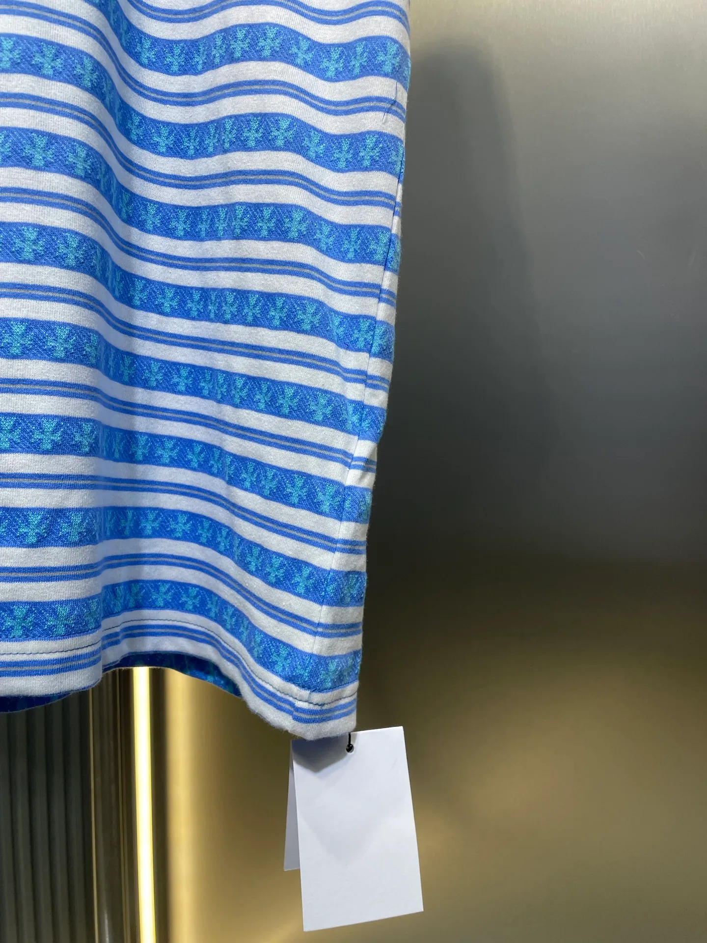 🅿️280 CH🌟【Top original order】Fully printed cross-dyed short sleeves The fabric is made of 26-count oe yarn, which is different from the 21s pure cotton yarn on the market. The different yarns on the market mean that the shape, size, and stitch length of the entire jacquard will be different from the original version. The whole piece has four colors, and they are all colored according to the Z sample. The fabric is printed. The dyeing cycle of Sehe yarn is about 30 days. The entire fabric is made by yarn-dyed jacquard technology. The embroidery thread is fixed-dyed 105d polyester thread, using imported No. 9 needles. The overall pattern density and line arc are basically consistent, and there are three customized accessories. size：s-l