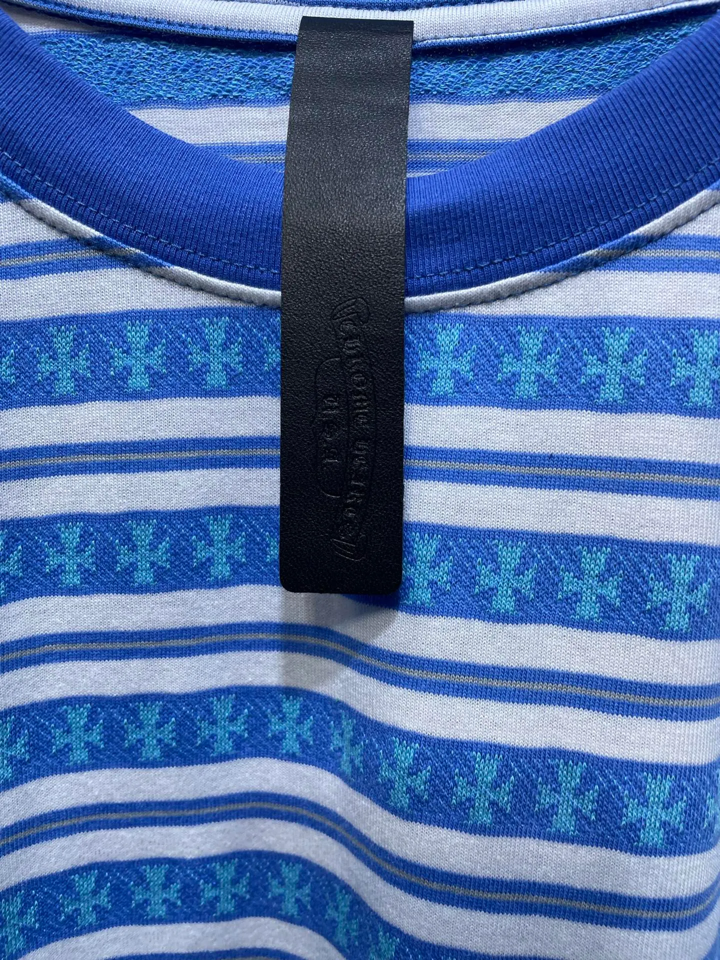 🅿️280 CH🌟【Top original order】Fully printed cross-dyed short sleeves The fabric is made of 26-count oe yarn, which is different from the 21s pure cotton yarn on the market. The different yarns on the market mean that the shape, size, and stitch length of the entire jacquard will be different from the original version. The whole piece has four colors, and they are all colored according to the Z sample. The fabric is printed. The dyeing cycle of Sehe yarn is about 30 days. The entire fabric is made by yarn-dyed jacquard technology. The embroidery thread is fixed-dyed 105d polyester thread, using imported No. 9 needles. The overall pattern density and line arc are basically consistent, and there are three customized accessories. size：s-l