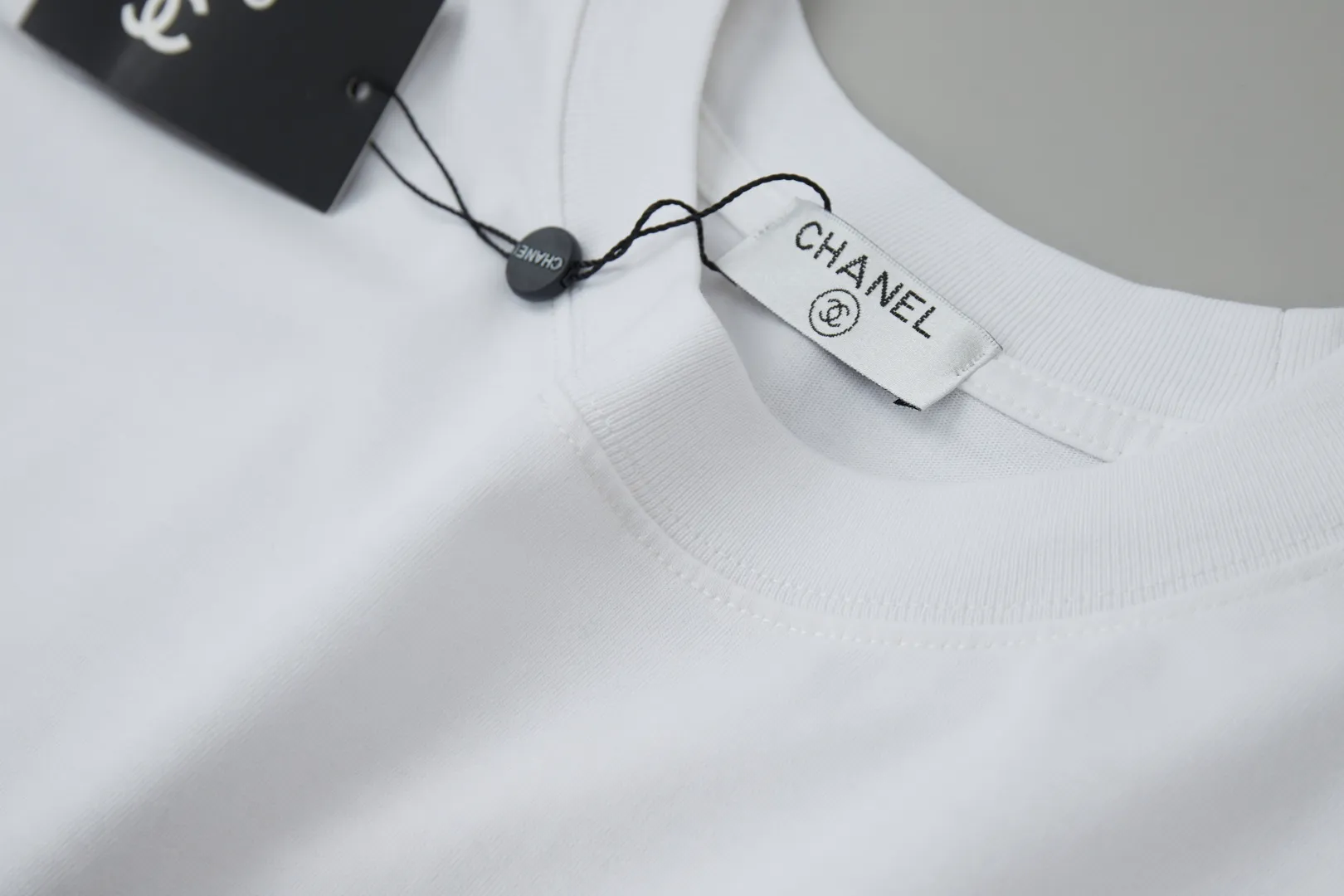 🅿️210 ✨CHA✨🆕25SS spring and summer new style, flocked distressed printed short sleeves, light luxury, essential item for daily commuting for men and women, correct version, welcome to compare, detailed features · 280g 100% pure cotton double yarn jersey fabric · Custom dyed in the same cylinder, special thickened 32 count double strand 1X1 thread · Imported flocking logo. Ready-made garments are dyed. Then do the faded fried snowflake process, then wash with water to make it look old. General washing to improve the effect · Double-needle stitching across seams · Original main mark, washed tag, branded moisture-proof paper packaging Color: Black/ Size: S/M/L/XL