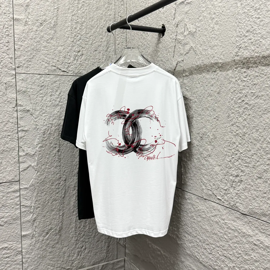 🅿️180 CHANE*Chanel*er 2025 spring and summer new style Classic letter printing Personalized printing on the back Customized double yarn plain cotton fabric Short-sleeved T-shirt Same style for men and women Size: S (90-130 catties) M (120-150 catties) L (140-165 catties) XL (160-180 catties) XXL (180-210 pounds) Color: black white
