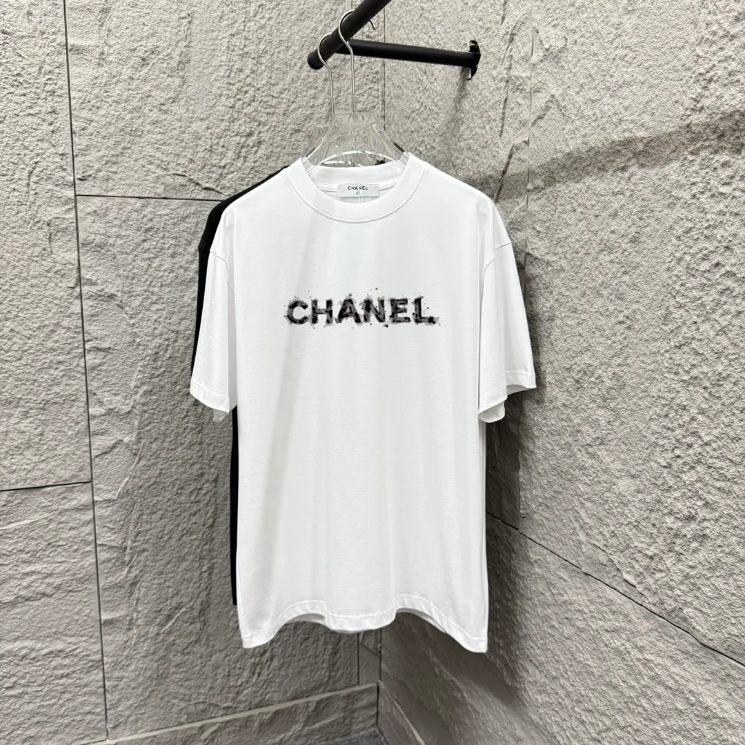 🅿️180 CHANE*Chanel*er 2025 spring and summer new style Classic letter printing Personalized printing on the back Customized double yarn plain cotton fabric Short-sleeved T-shirt Same style for men and women Size: S (90-130 catties) M (120-150 catties) L (140-165 catties) XL (160-180 catties) XXL (180-210 pounds) Color: black white