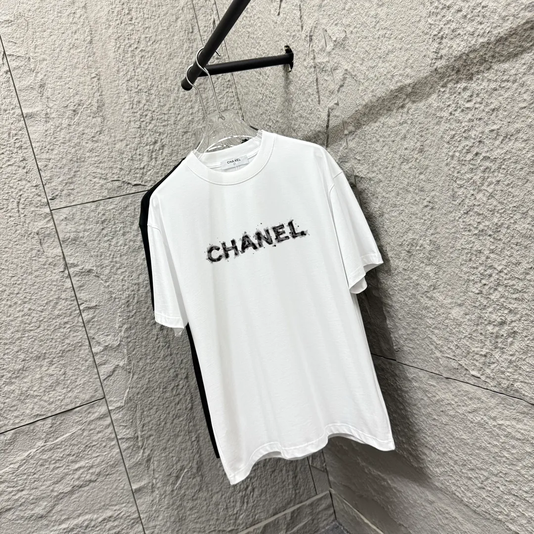 🅿️180 CHANE*Chanel*er 2025 spring and summer new style Classic letter printing Personalized printing on the back Customized double yarn plain cotton fabric Short-sleeved T-shirt Same style for men and women Size: S (90-130 catties) M (120-150 catties) L (140-165 catties) XL (160-180 catties) XXL (180-210 pounds) Color: black white