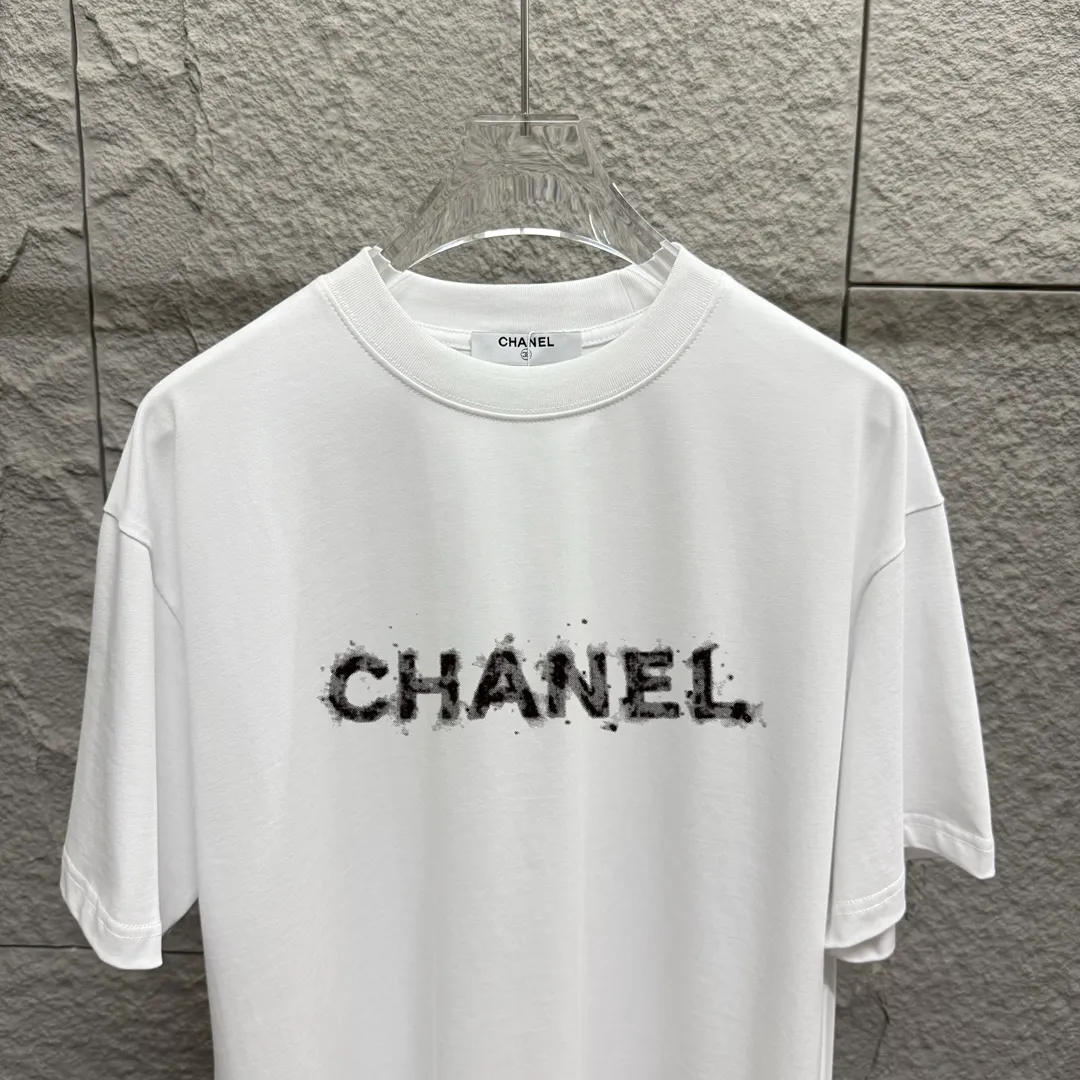 🅿️180 CHANE*Chanel*er 2025 spring and summer new style Classic letter printing Personalized printing on the back Customized double yarn plain cotton fabric Short-sleeved T-shirt Same style for men and women Size: S (90-130 catties) M (120-150 catties) L (140-165 catties) XL (160-180 catties) XXL (180-210 pounds) Color: black white