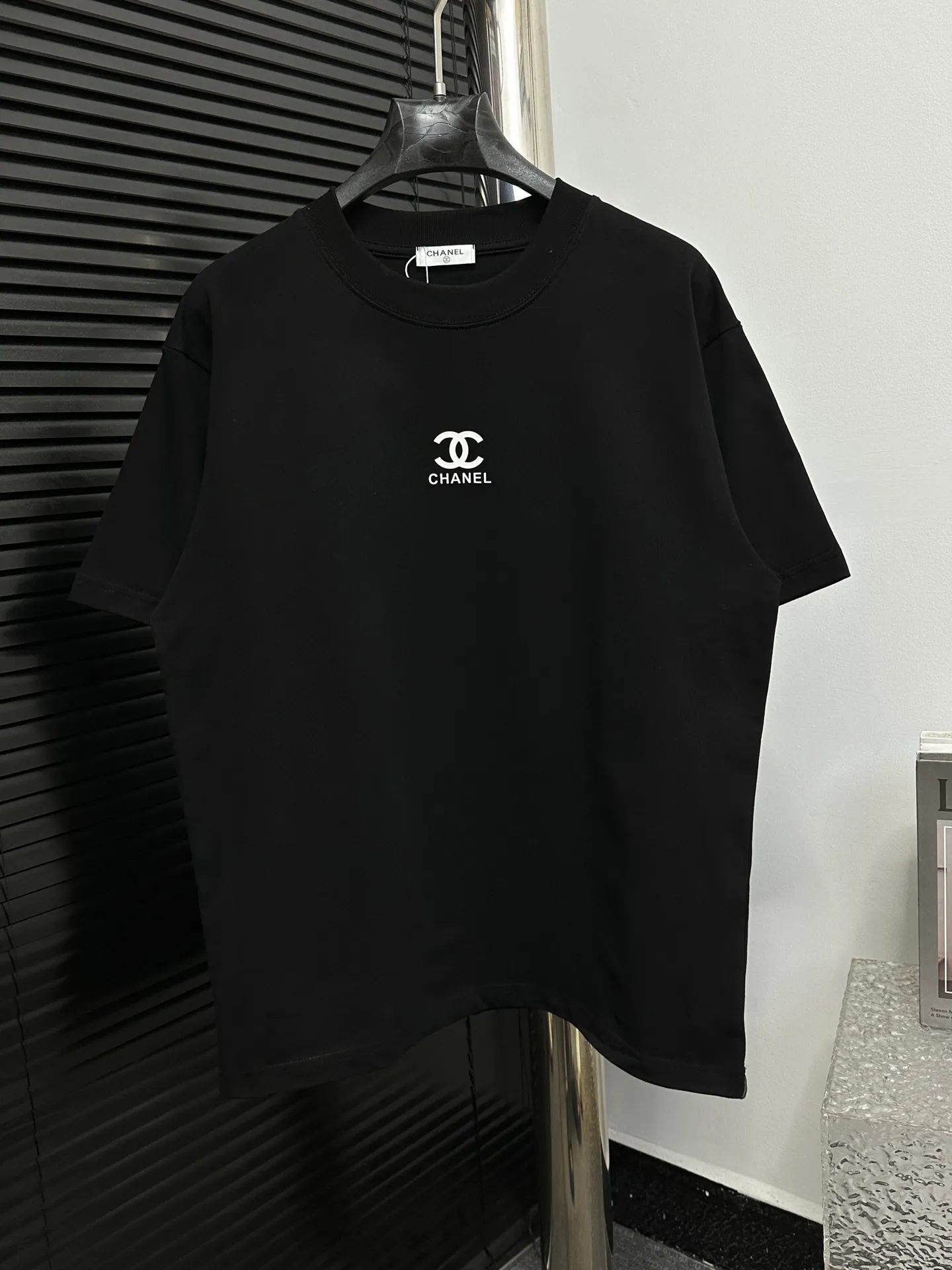 🅿️170 [CHanel] Chanel 25ss logo couple style short-sleeved T-shirt. The fabric is 260g double sand pure cotton. It feels very comfortable, fashionable and personalized. It is a super versatile and good-looking T-shirt. It is very suitable for both men and women. It is a must-have for everyone. Packaging, tag, collar label, washed wheat, complete👍 Color: black, white Size: XS-L