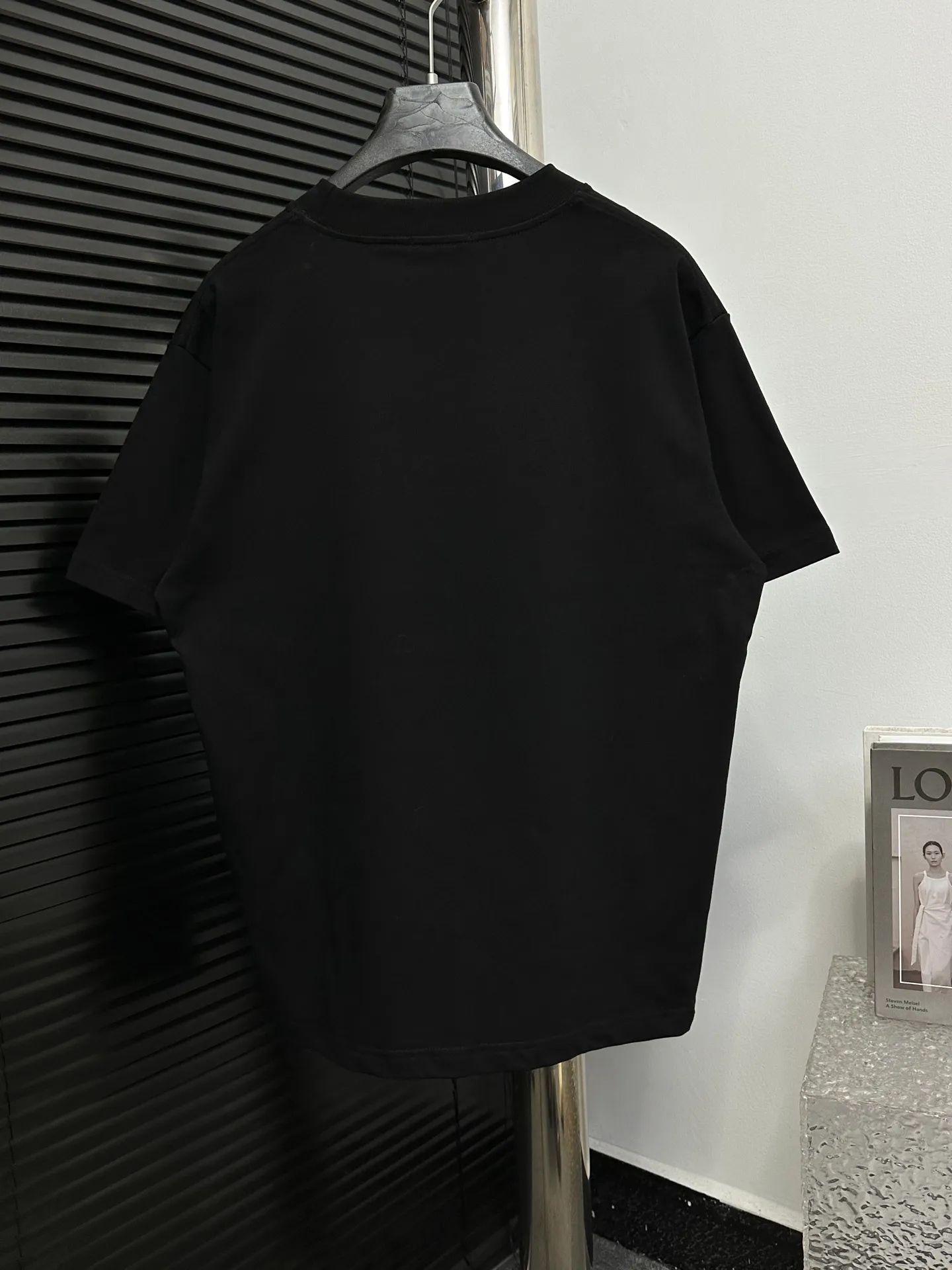 🅿️170 [CHanel] Chanel 25ss logo couple style short-sleeved T-shirt. The fabric is 260g double sand pure cotton. It feels very comfortable, fashionable and personalized. It is a super versatile and good-looking T-shirt. It is very suitable for both men and women. It is a must-have for everyone. Packaging, tag, collar label, washed wheat, complete👍 Color: black, white Size: XS-L